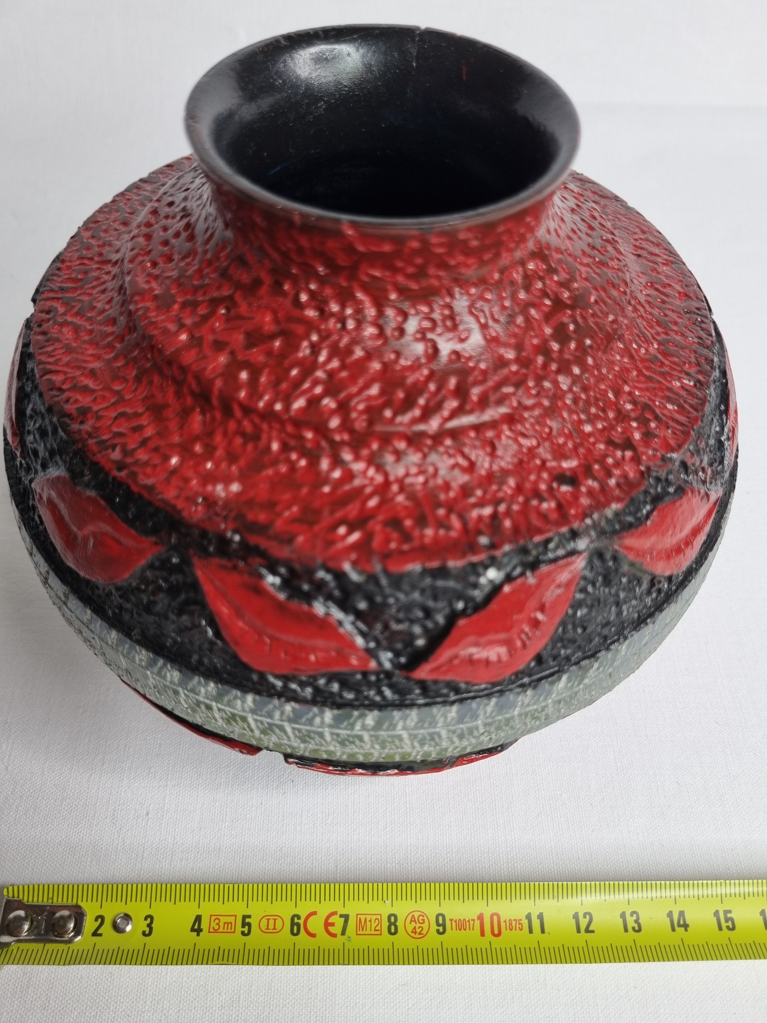 Decorative birch ball vase "kisses" signed, 12.5 cm