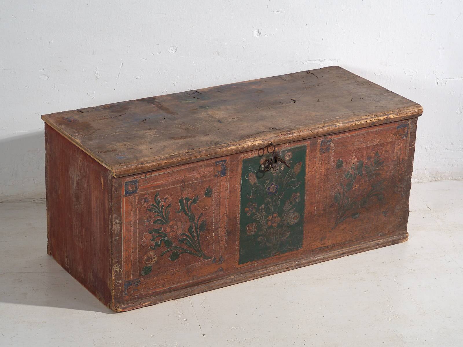 Antique trunk with floral motifs (c.1920) #24
