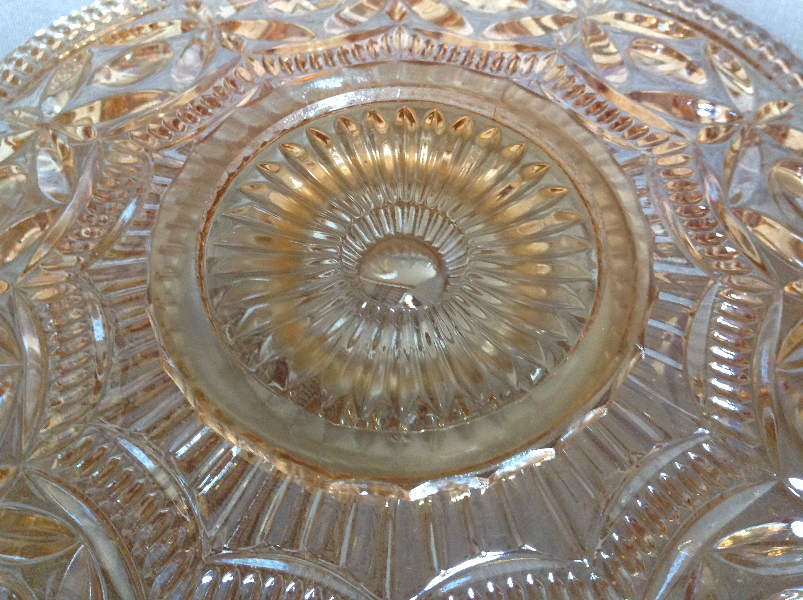 Coupe plate en verre ciselé rose ambré des années 50-60