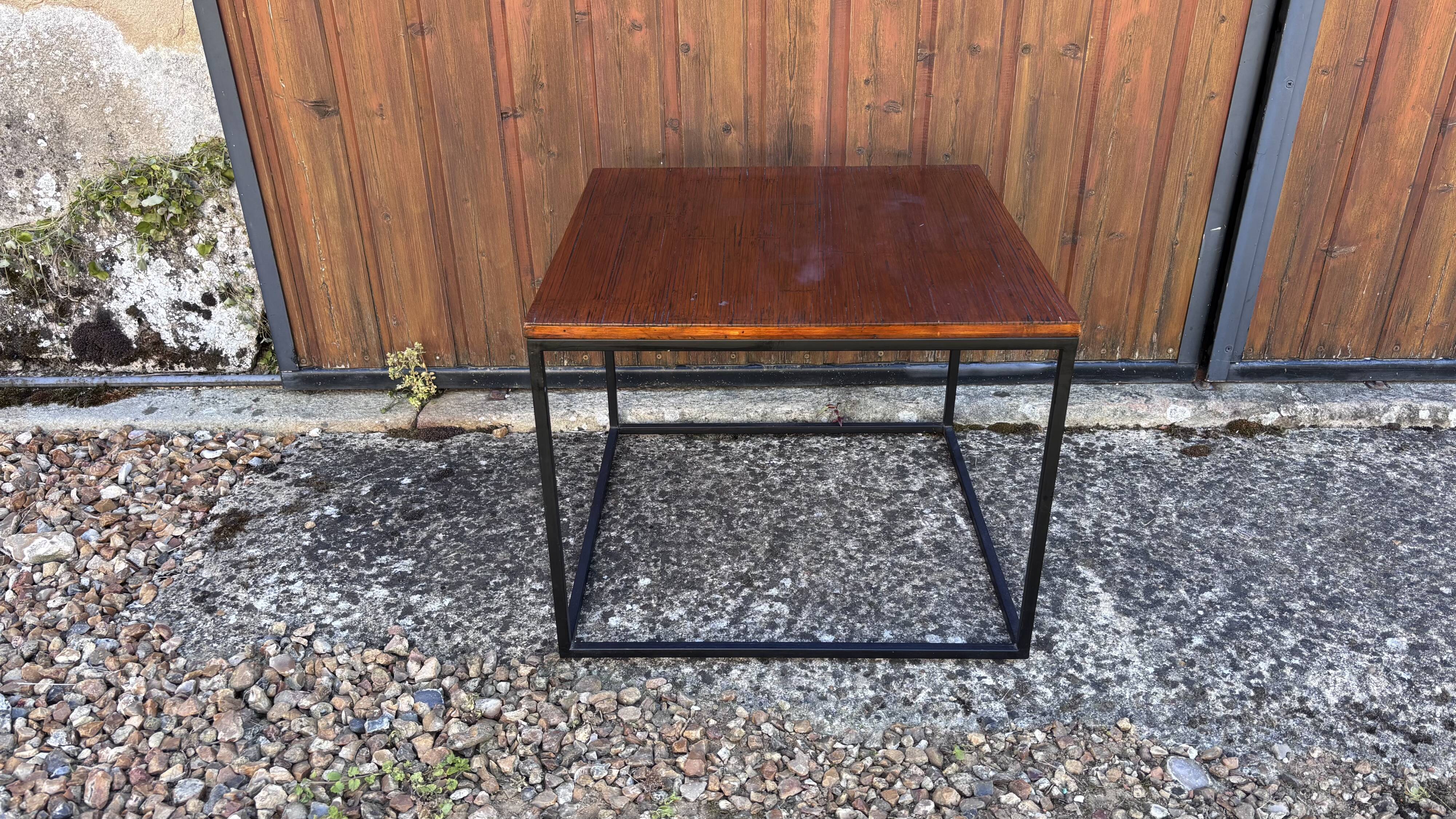 Table d'appoint minimaliste en bois & acier noir