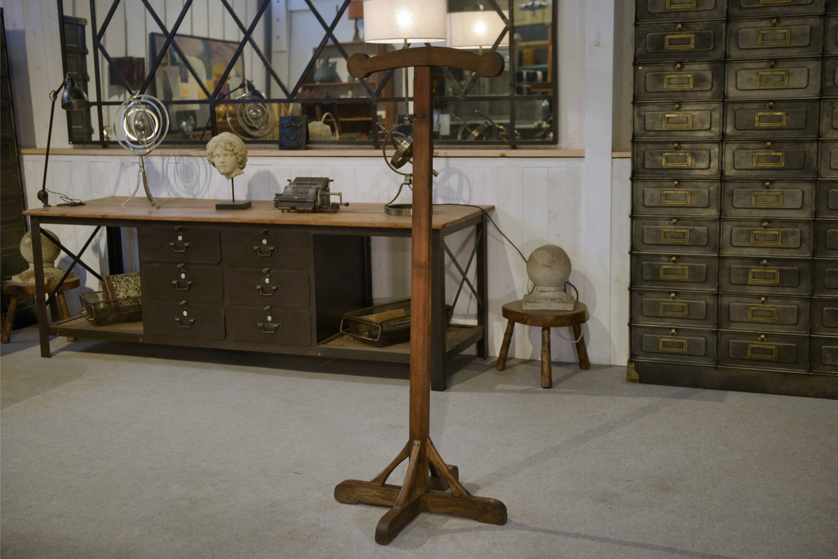 Coat rack in elm and pine from the 1950s.