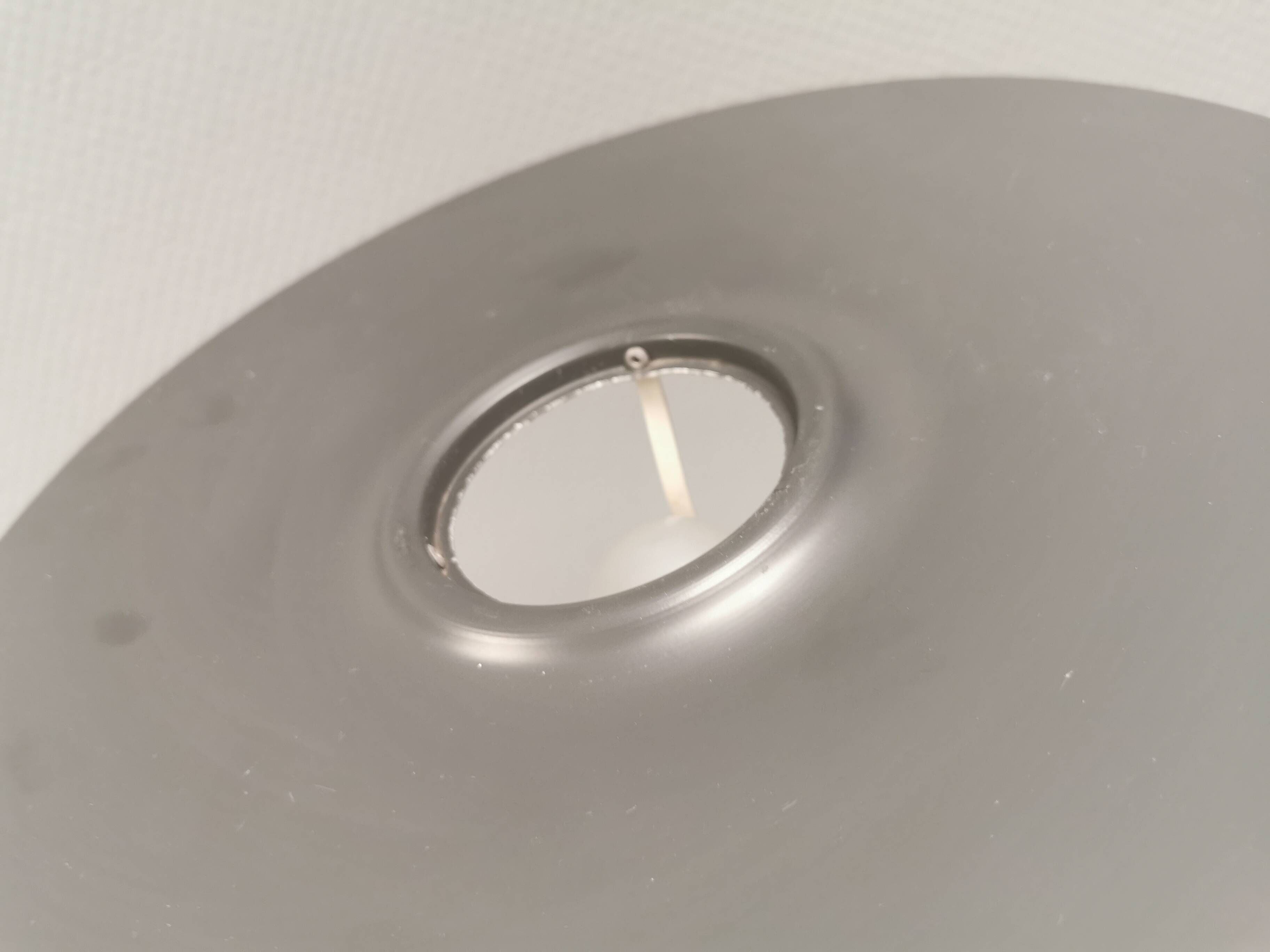 Lampe de table danoise avec une base en laiton massif et un abat-jour en métal laqué gris.
