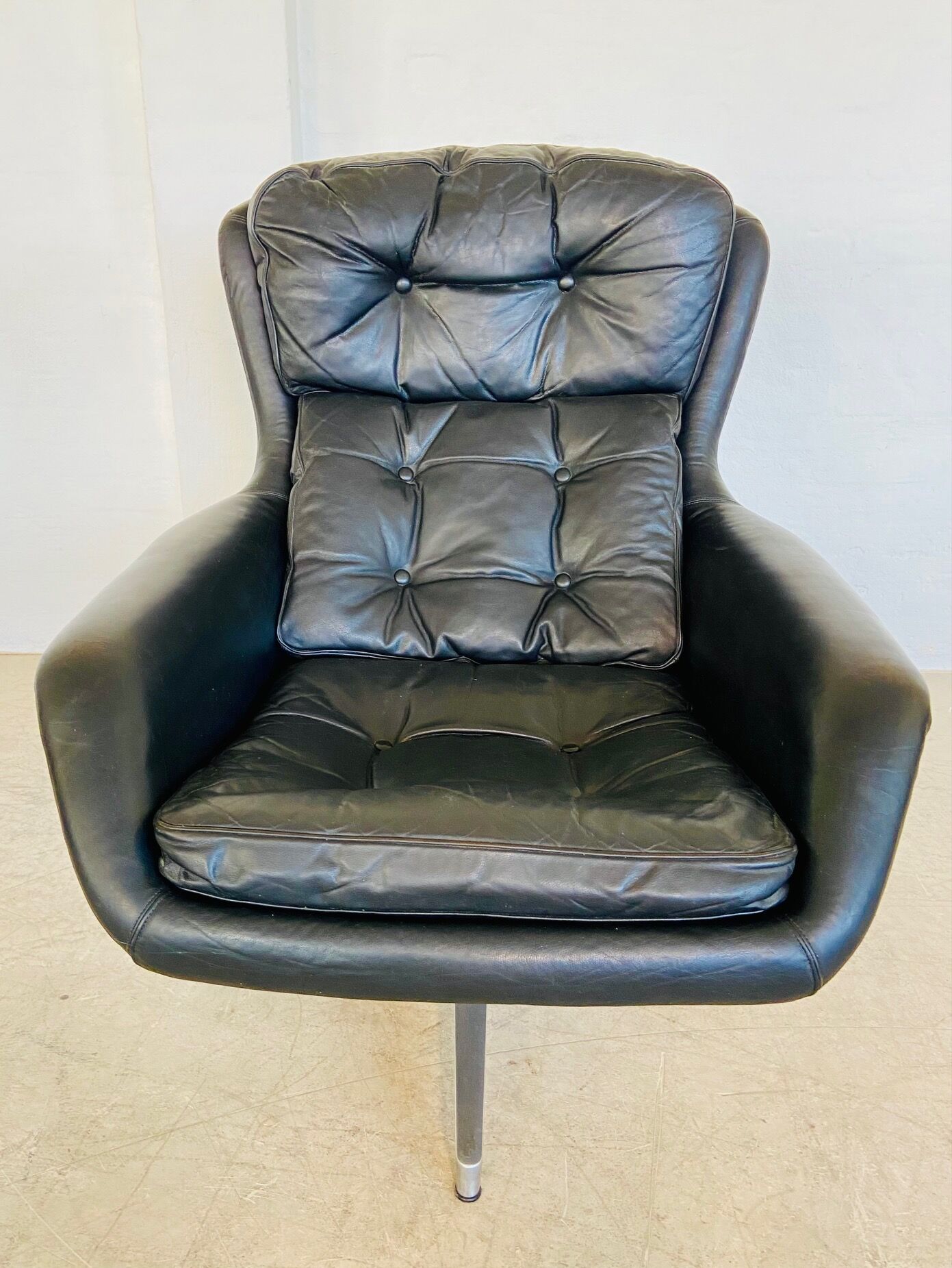Vintage Danish swivel chair in black leather by Bramin