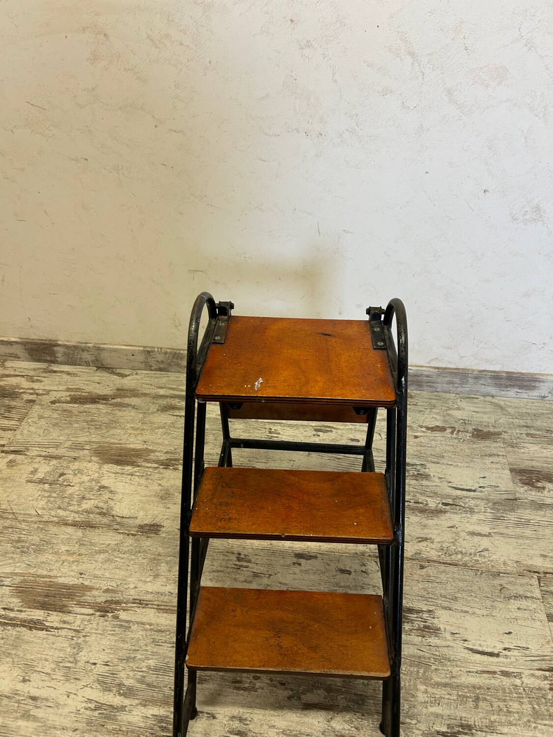 Escabeau, petit marche pied, atypique
