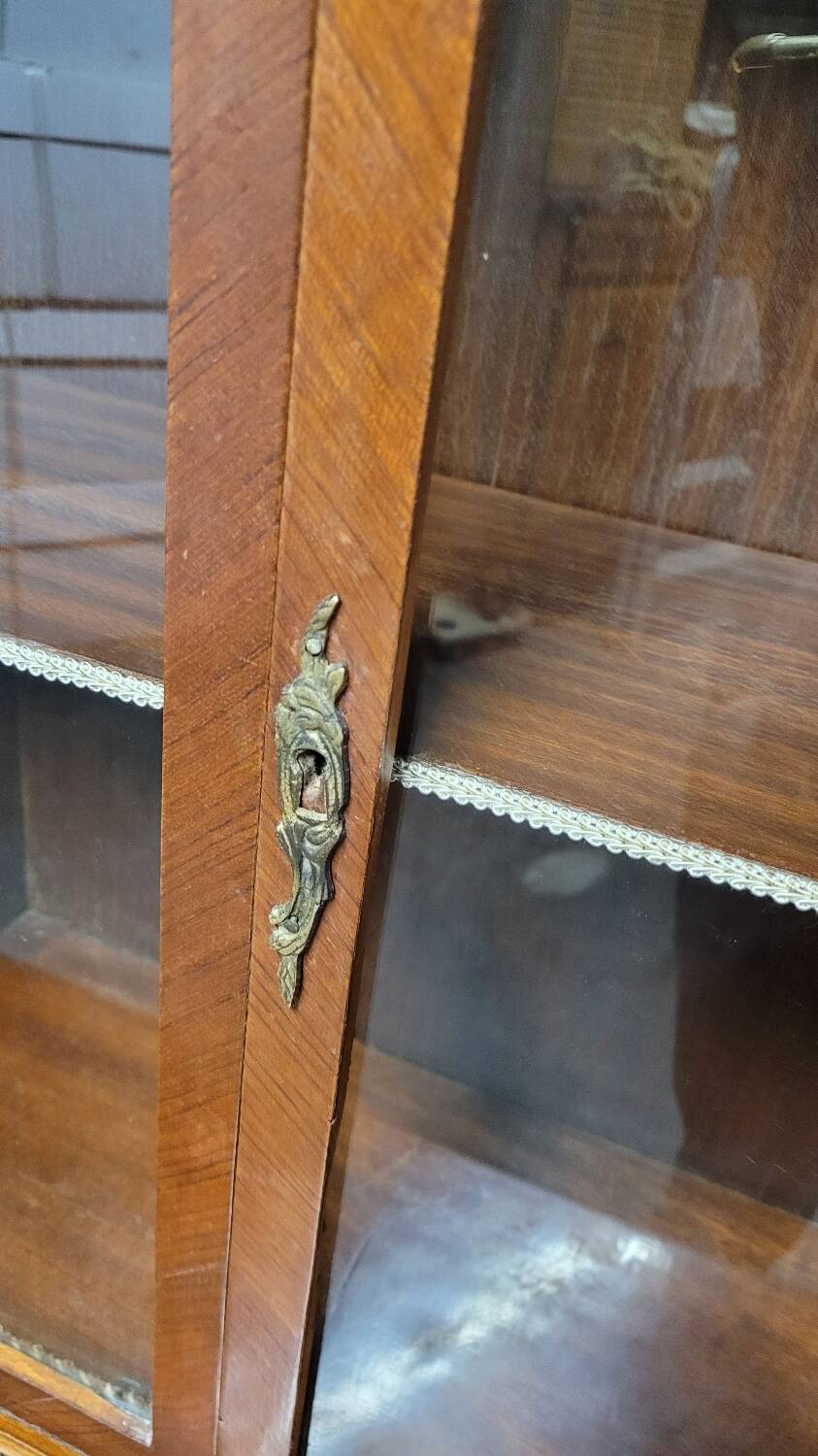 Louis XV bonheur du jour in rosewood marquetry decorated with bronze.