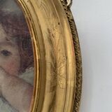 Oval frame with pediment in wood and gilded plaster, 19th century