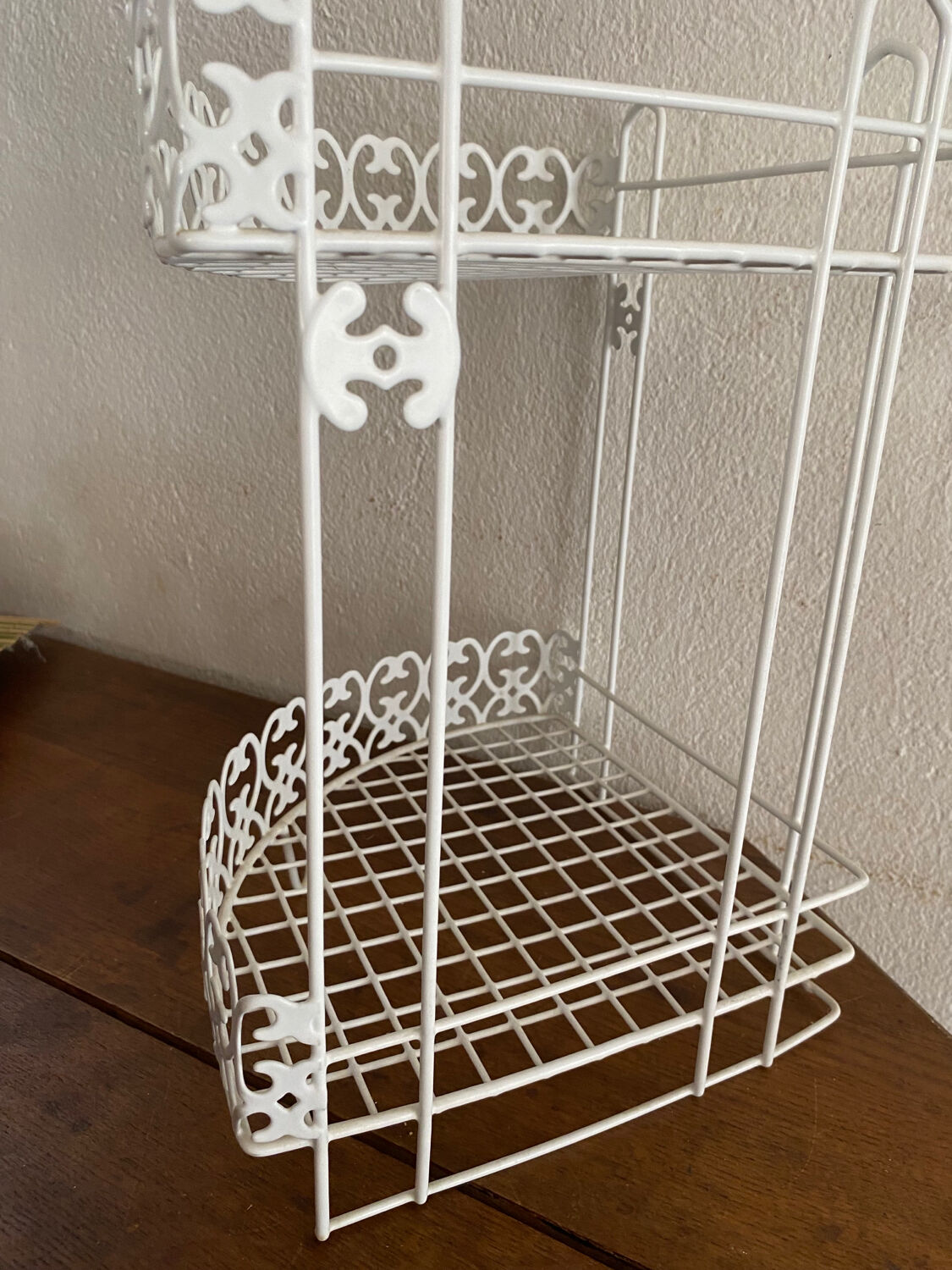 Corner shelf in openwork metal