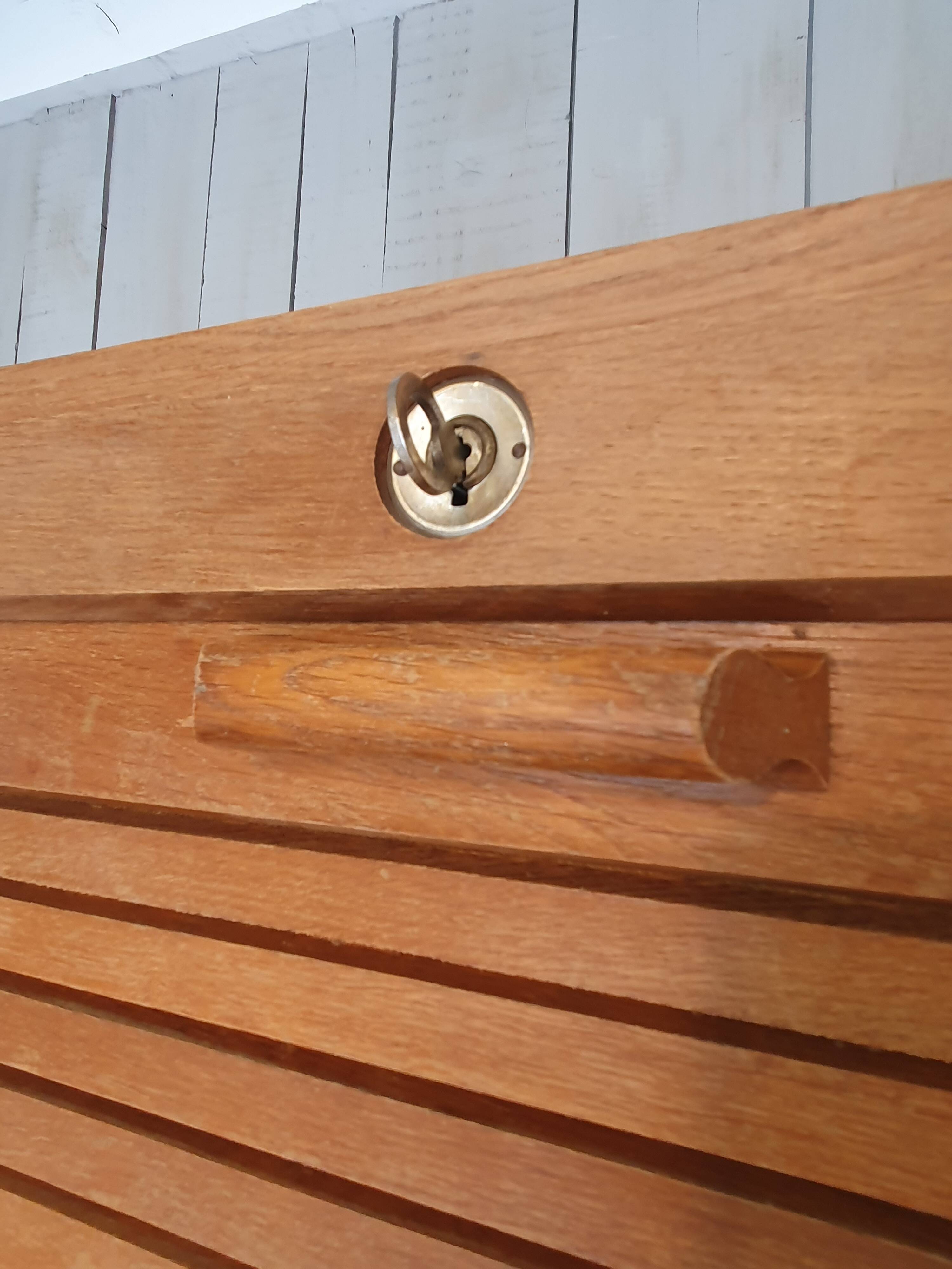 Double curtain cabinet