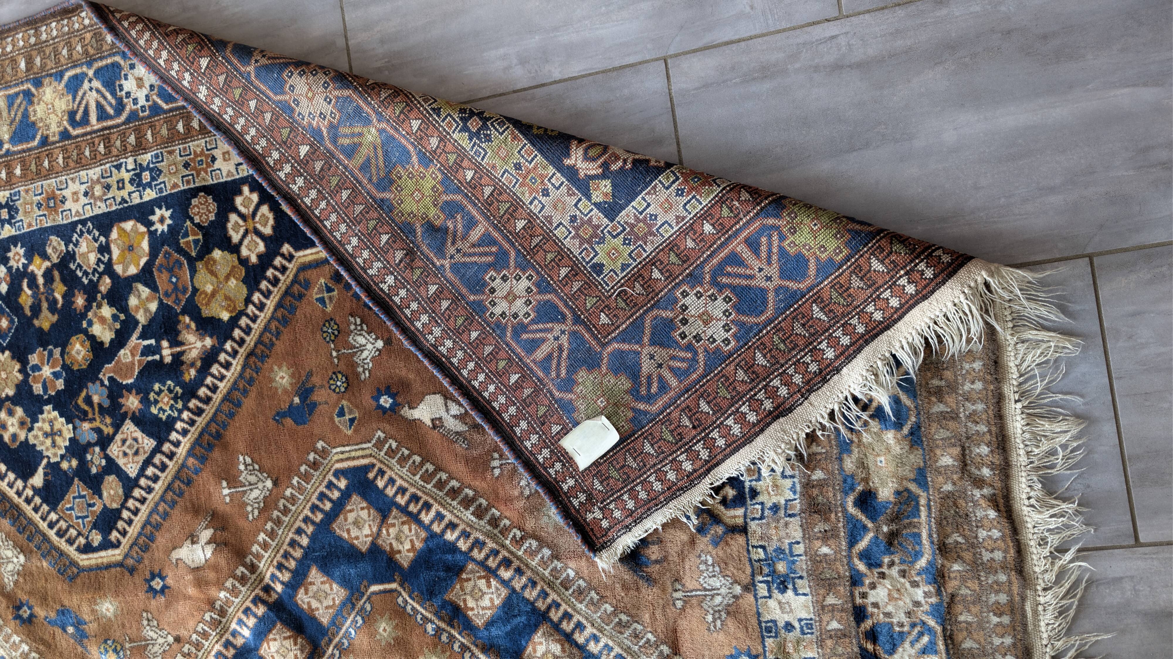 Hand-knotted Persian Shiraz rug in wool with tribal decoration, 300 x 220 cm.