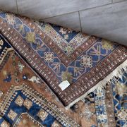 Hand-knotted Persian Shiraz rug in wool with tribal decoration, 300 x 220 cm.