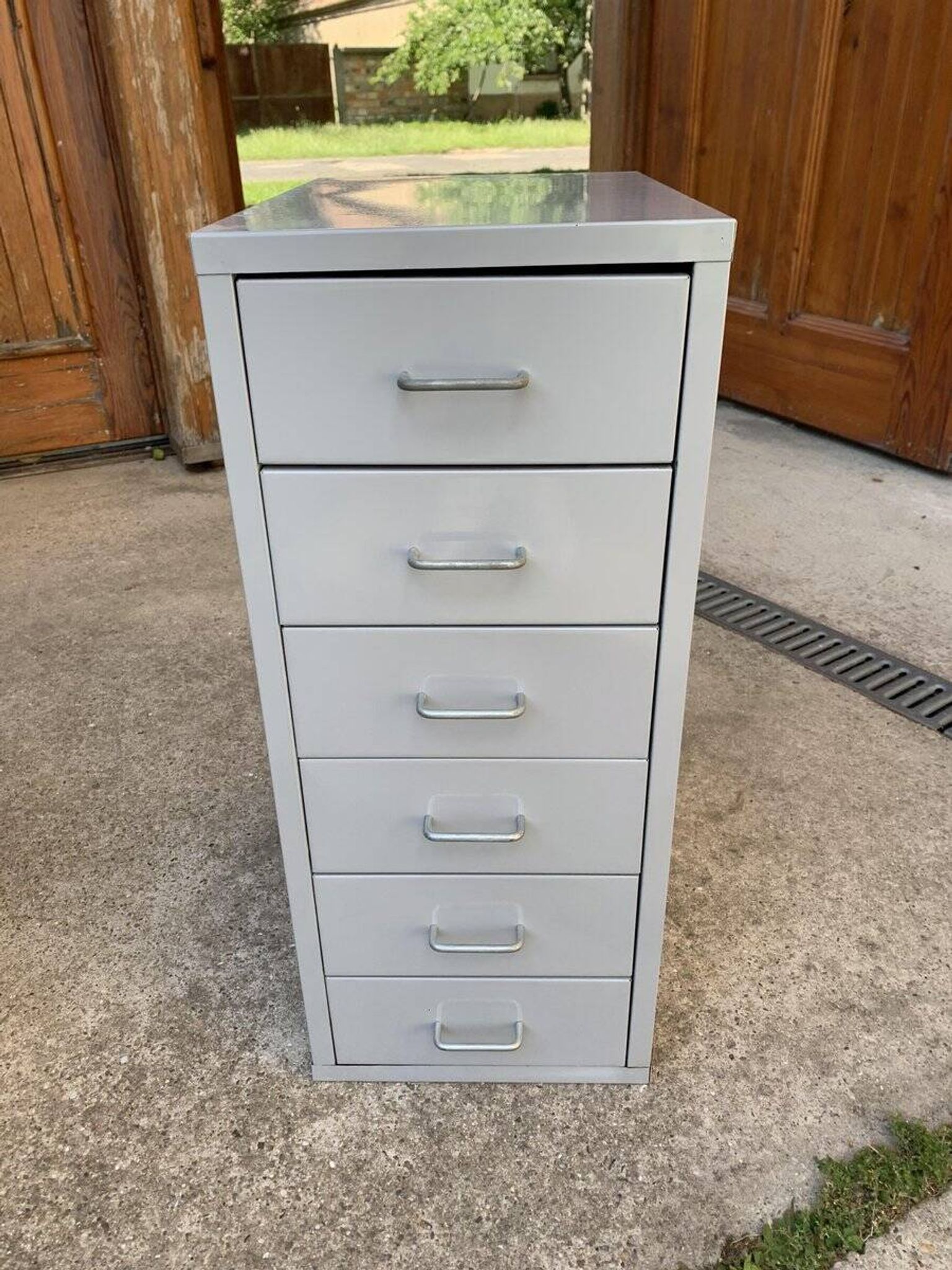 Grey metal industrial chest of drawers, 6 compact drawers, 1980s, utilitarian style.