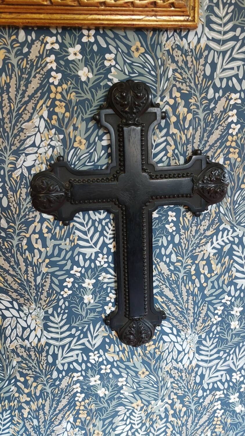 Croix murale bois noire