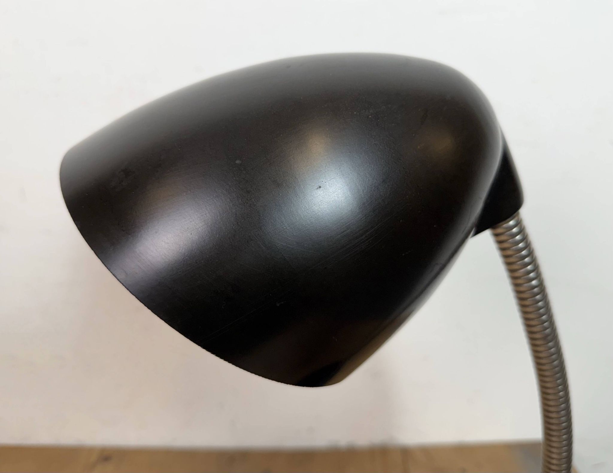 Lampe de table vintage en bakélite marron à col de cygne, années 1950