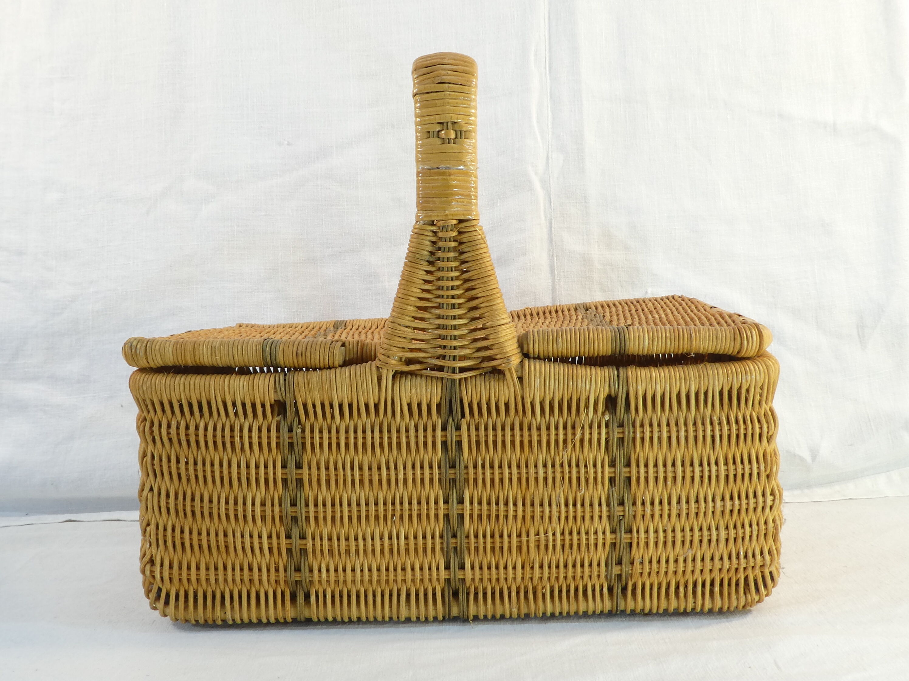 Former PIQUE-NIQUE basket has double-beating wicker