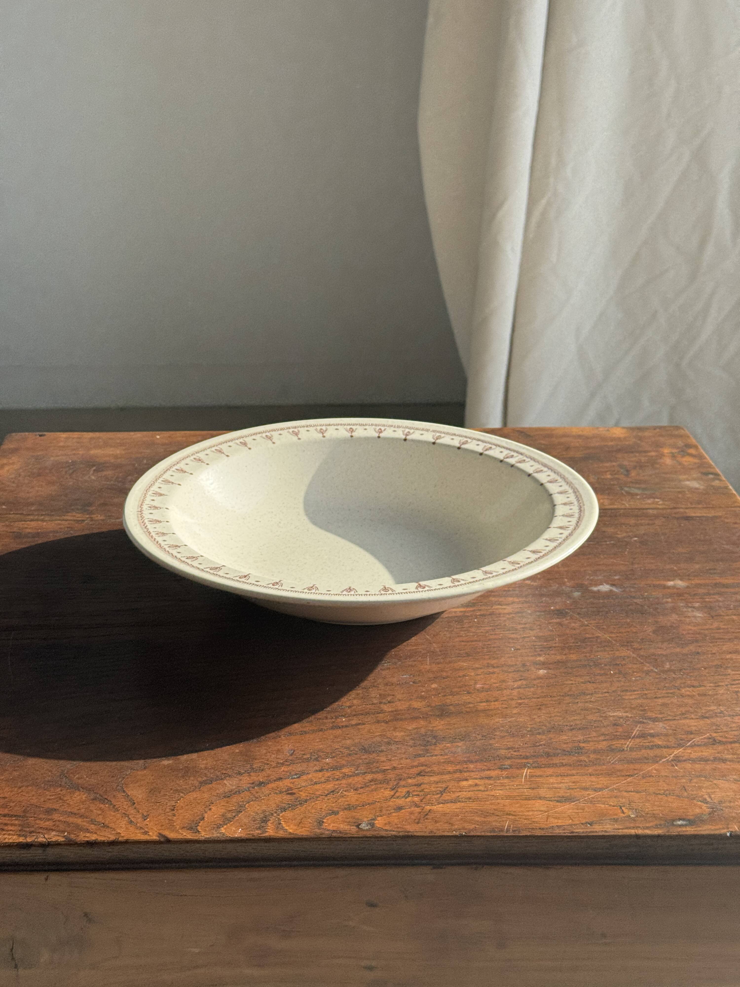 Set of a salad bowl and a vintage brown circular dish D28.