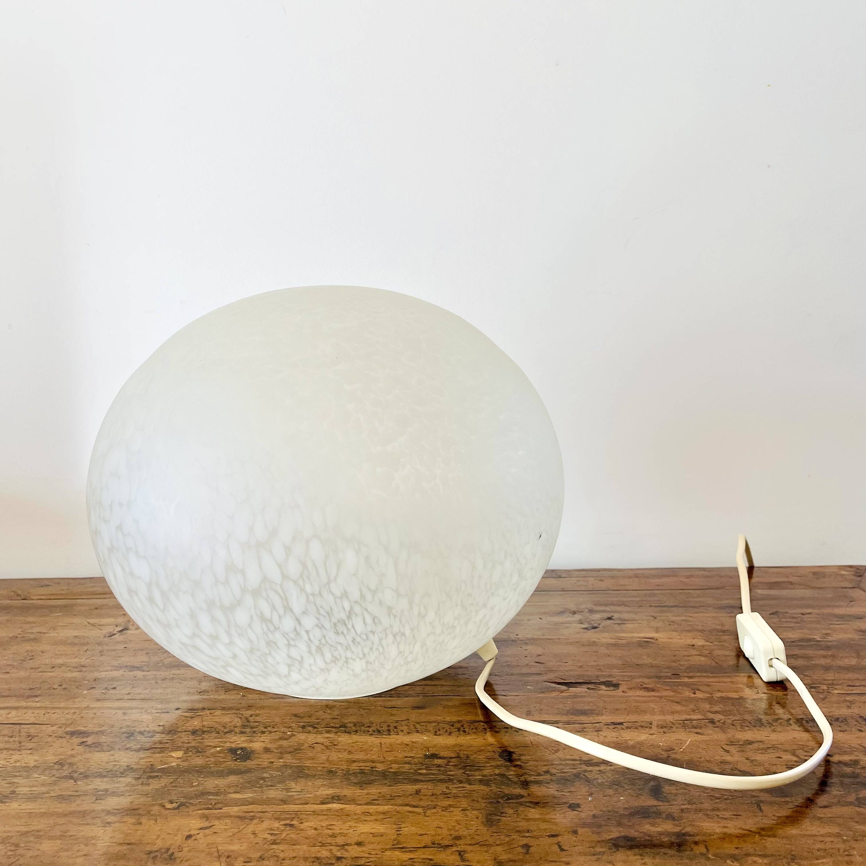 Italian Pebble Lamp in Speckled White Glass (1980) – 29 cm