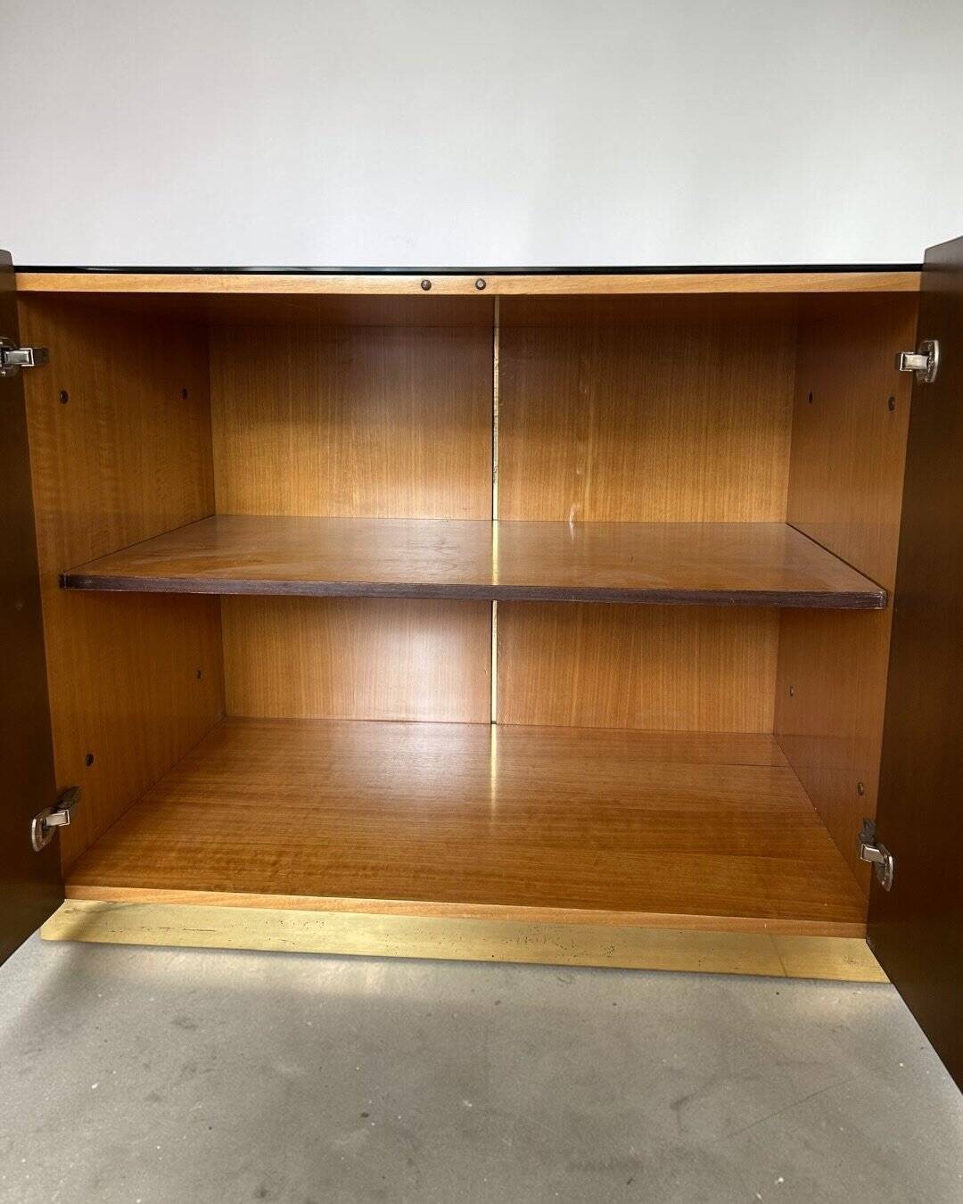 Dry bar in walnut and brass with a mirrored top, Italy 1970.