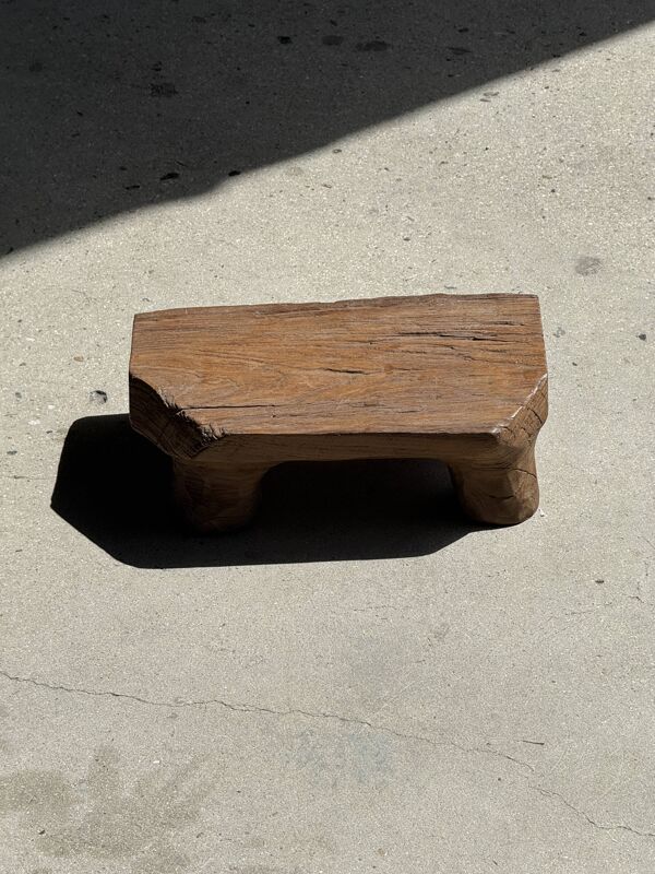 Petit tabouret, repose-pied en teck blond monoxyle coins coupés court