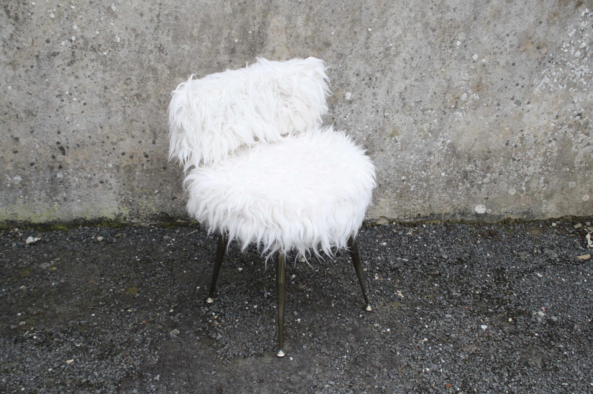 Vintage chair in white moumoute