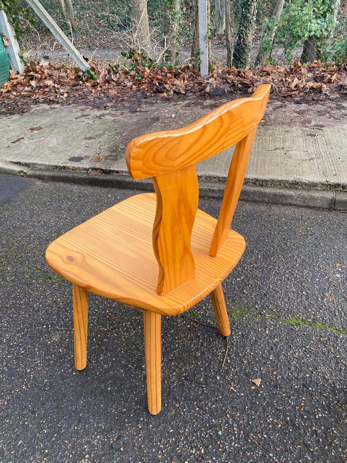4 rounded Scandinavian dining chairs in solid pine from the 1980s.