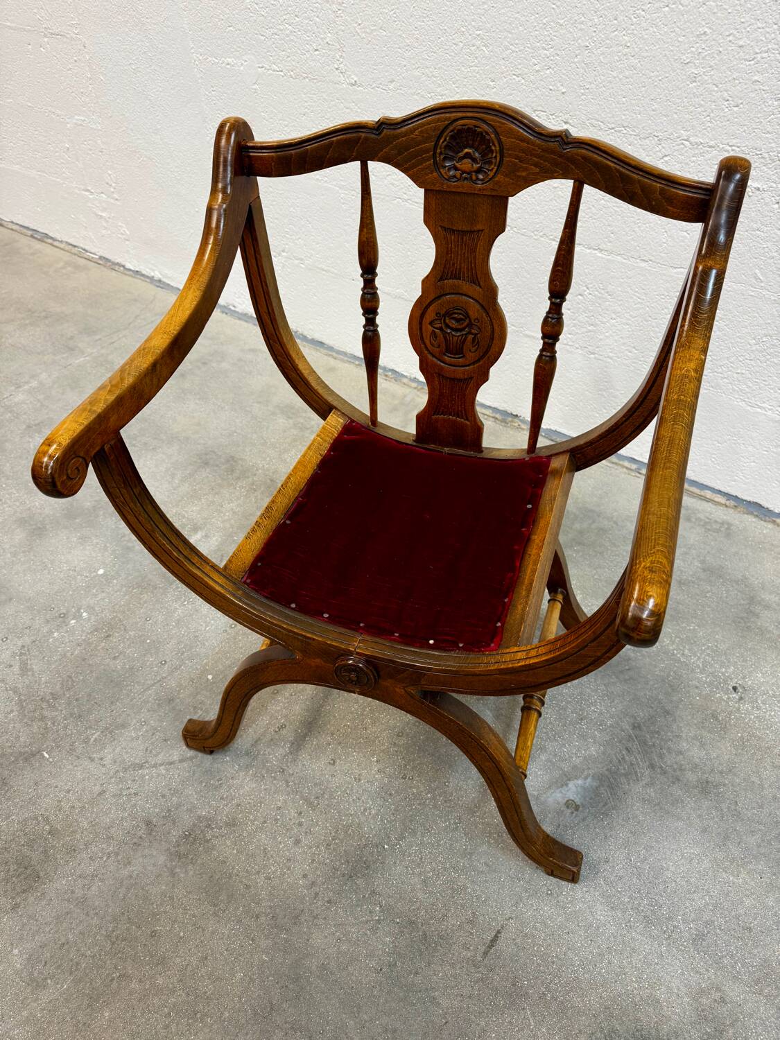 Dagobert armchair with red upholstery