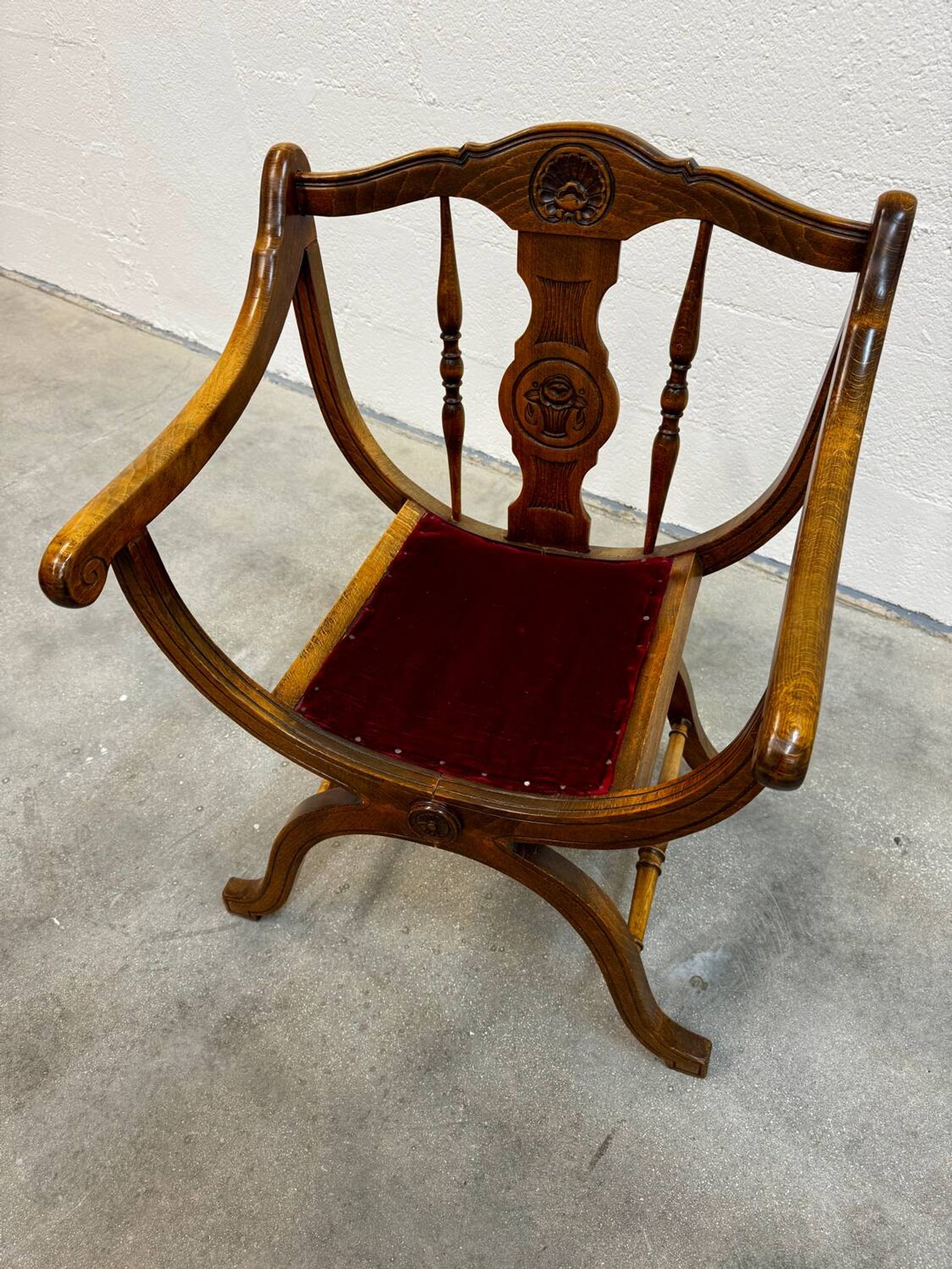Dagobert armchair with red upholstery