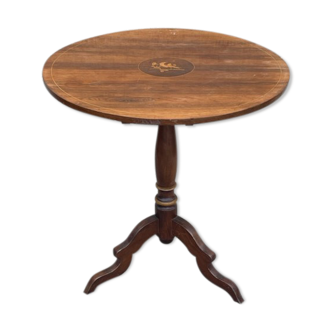 Pedestal table with tilting tray