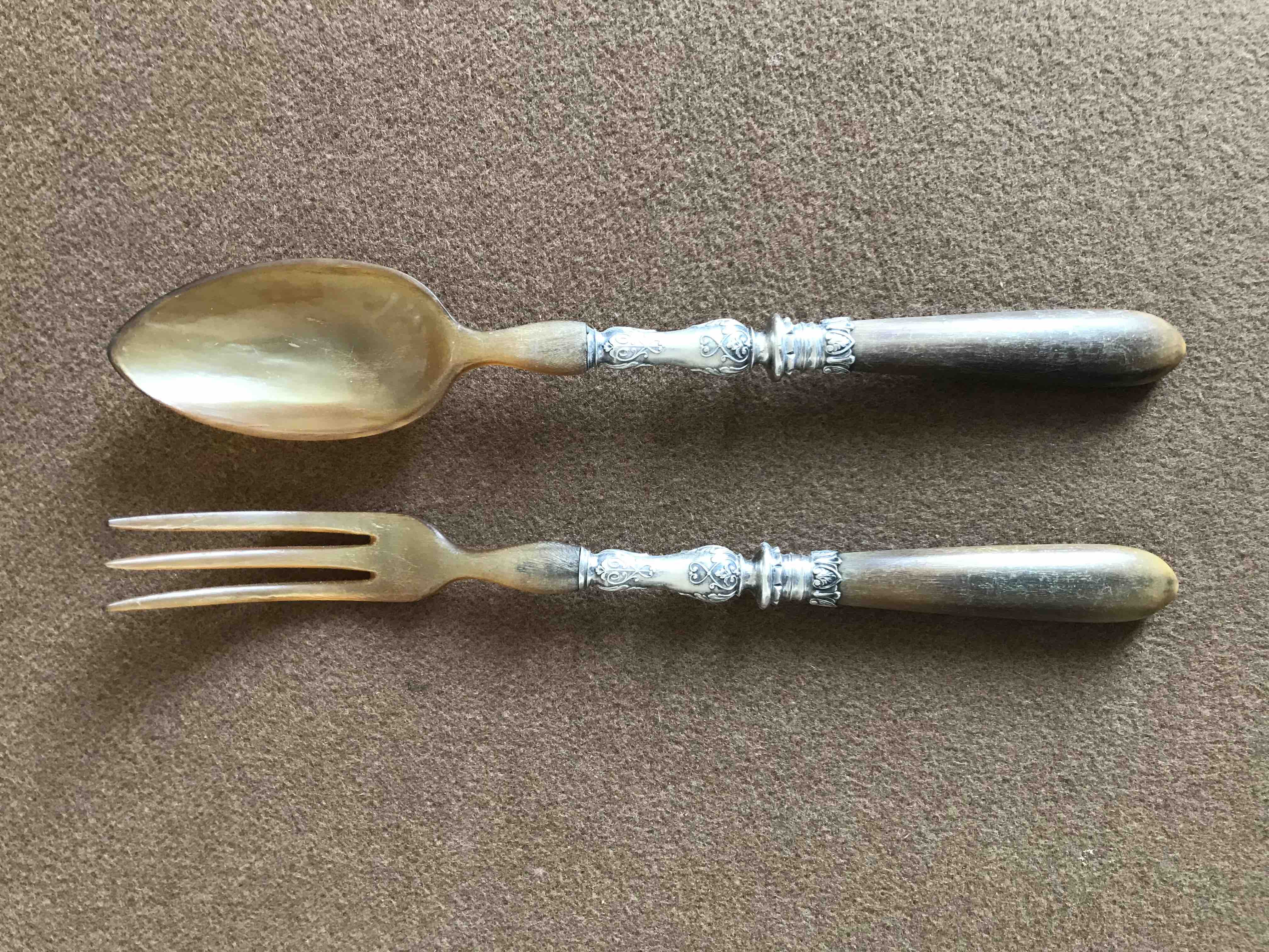 Service cutlery in horn, silver metal and wood in their box