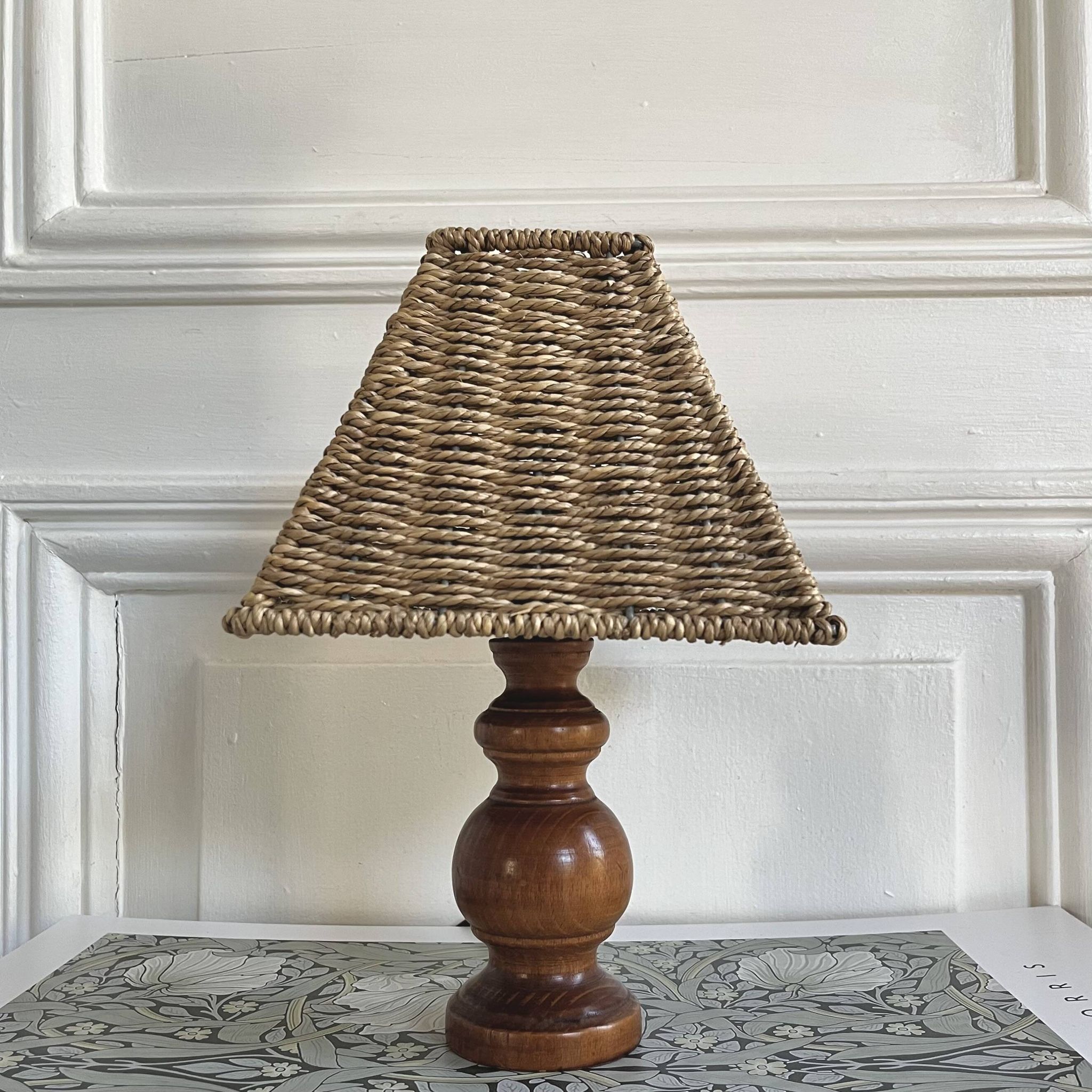 Lampe en bois, abat-jour corde, années 70