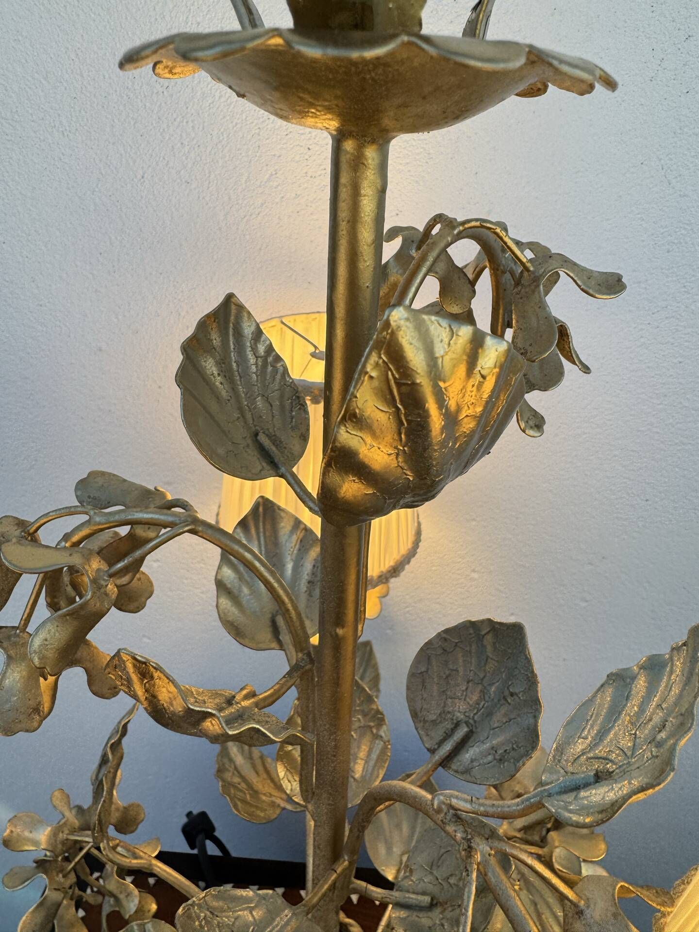 Florentine lamp with foliage from the 1970s.