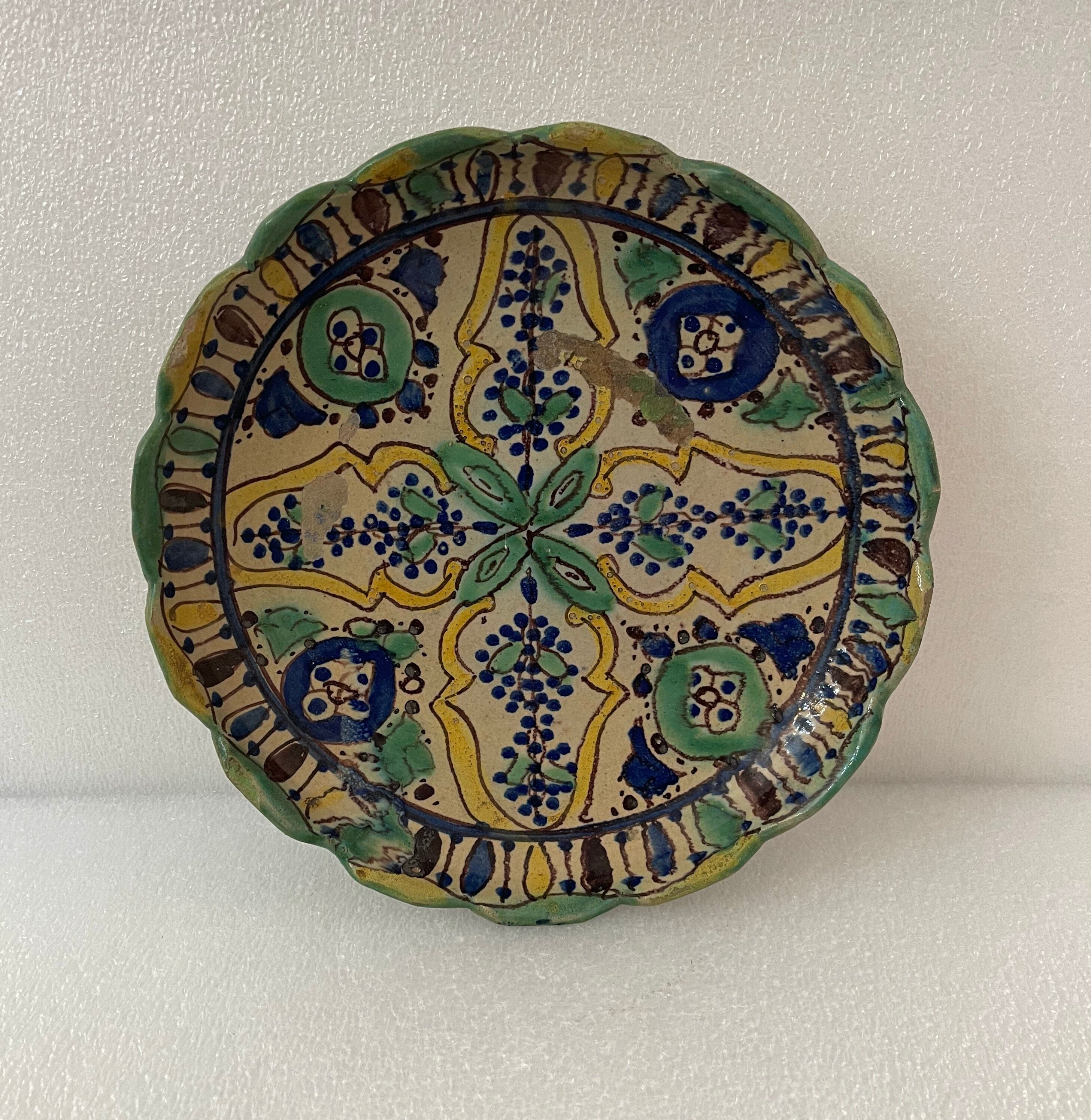 Tunisia ceramic round flat polychrome traditional XVIII e anonymous