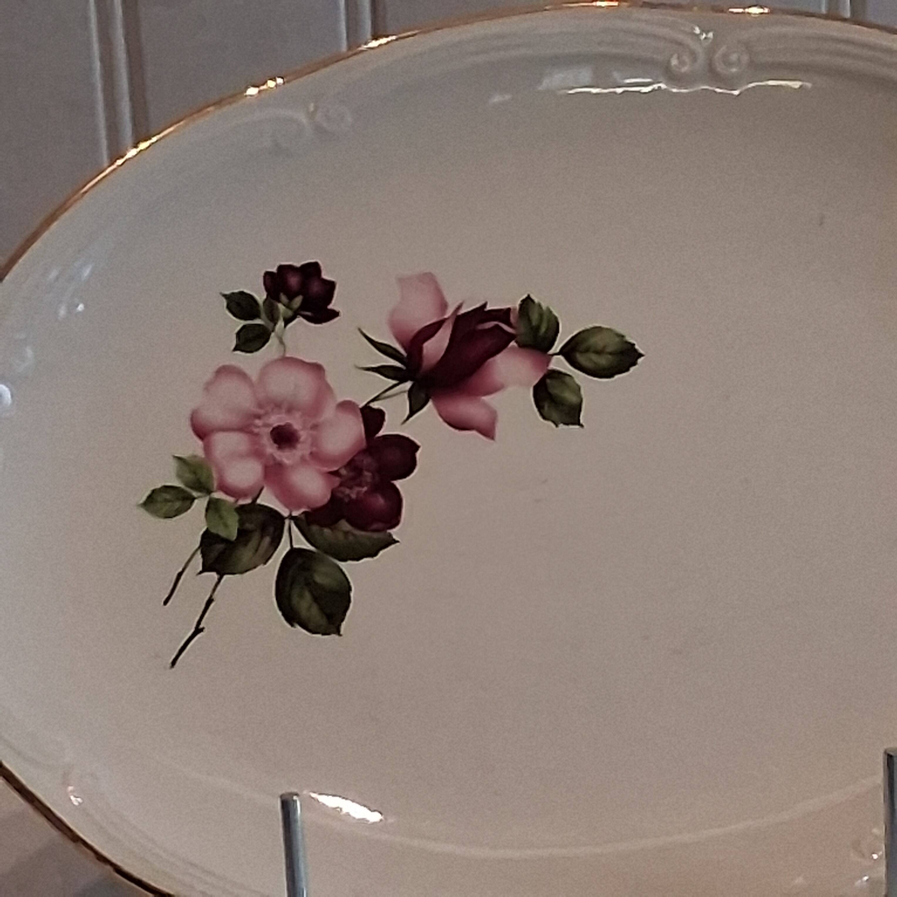 Serving dish from Gien model "Chinon" in very good condition.