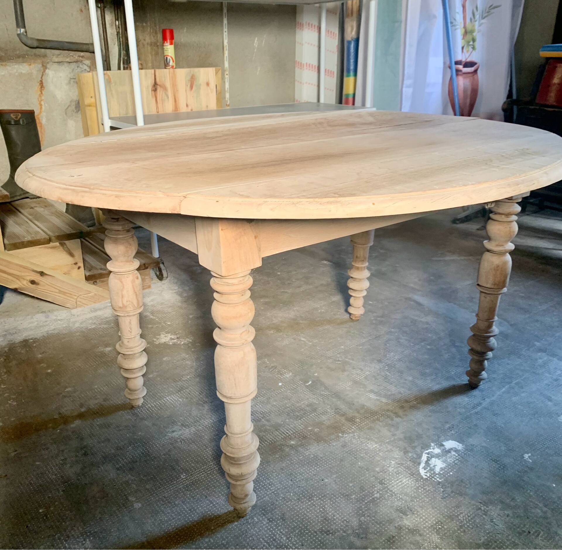 Oval drop-leaf table