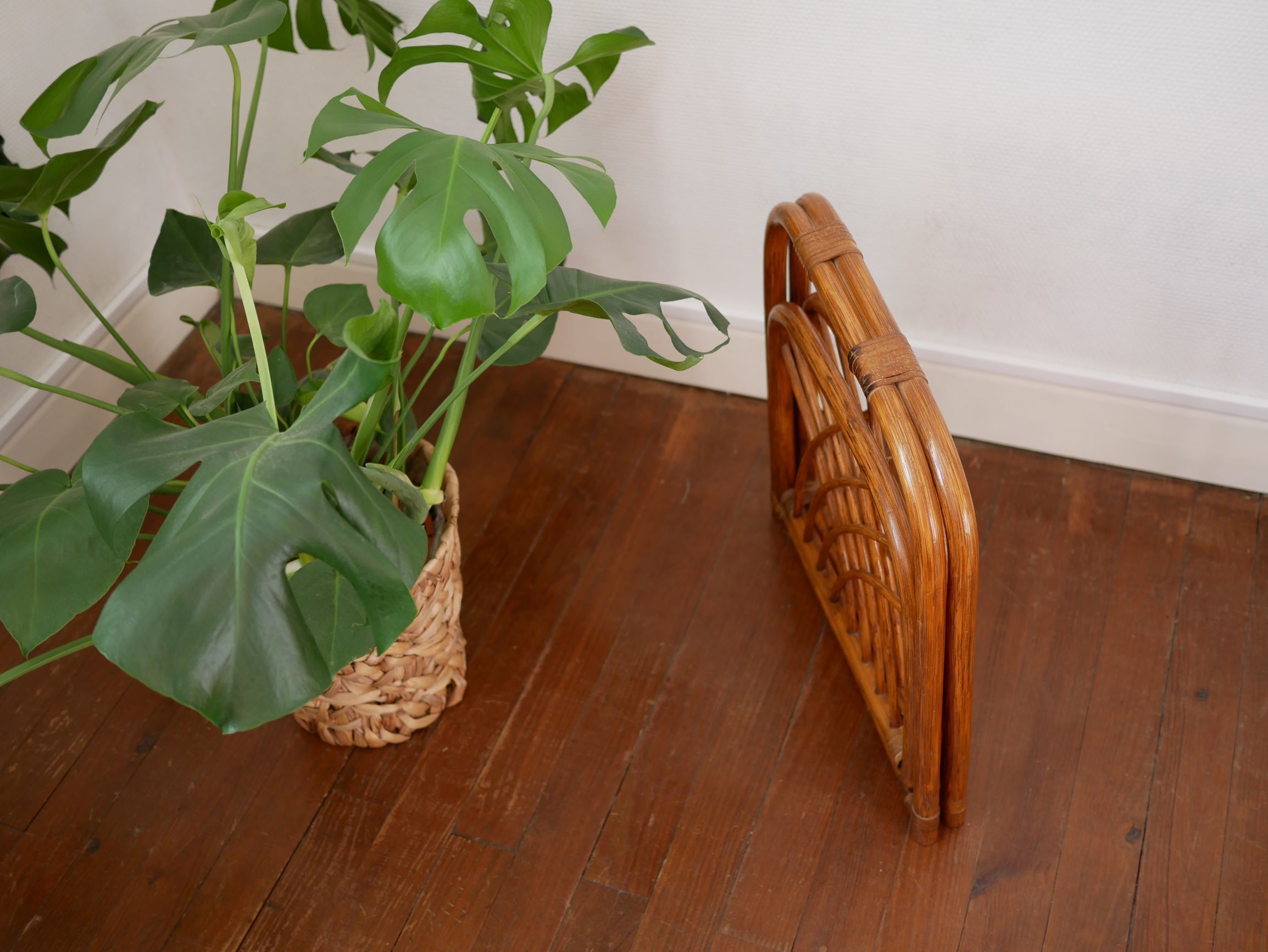 Foldable magazine rack in wicker