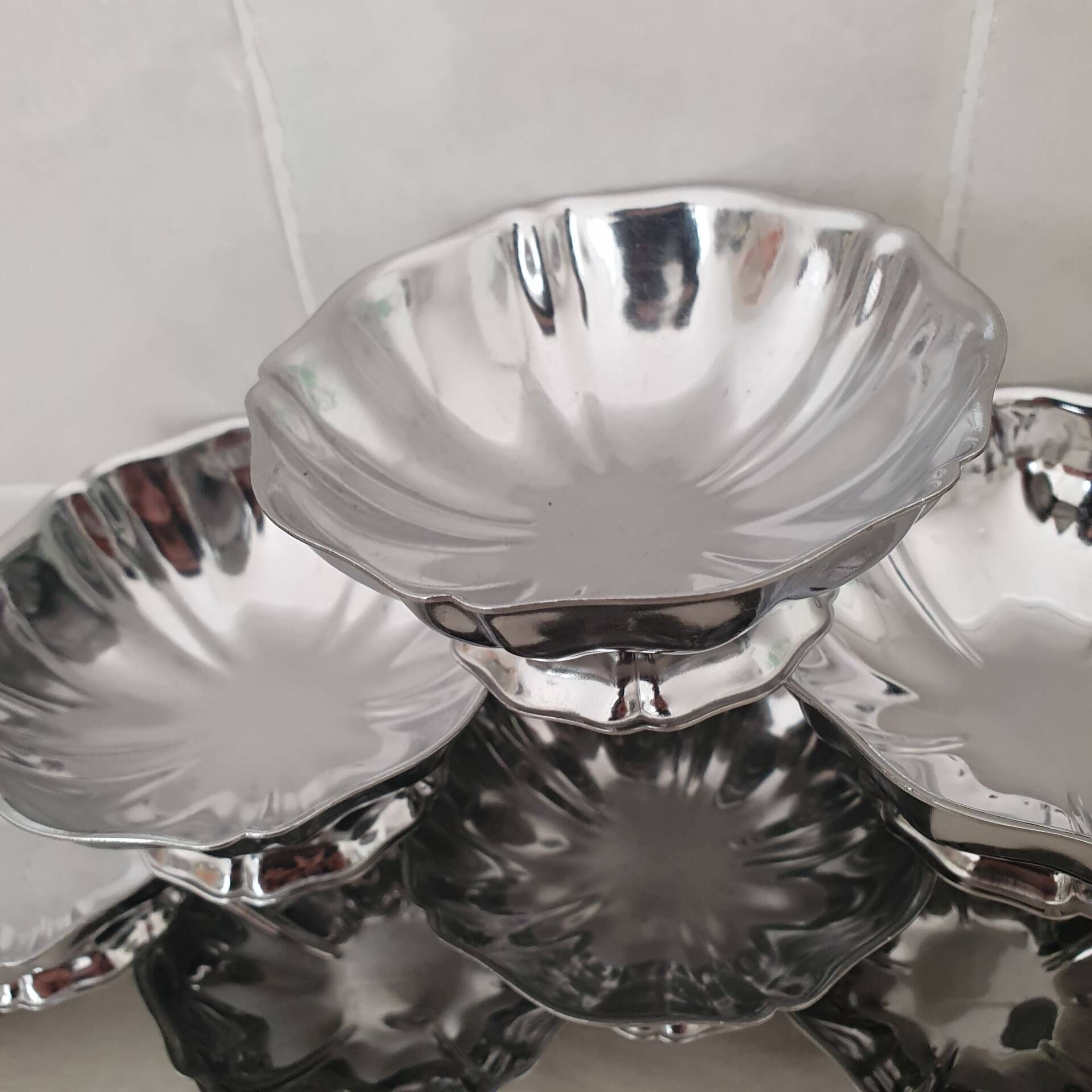 10 stainless steel dessert / ice cream bowls in Guy Degrenne style, flower shape.