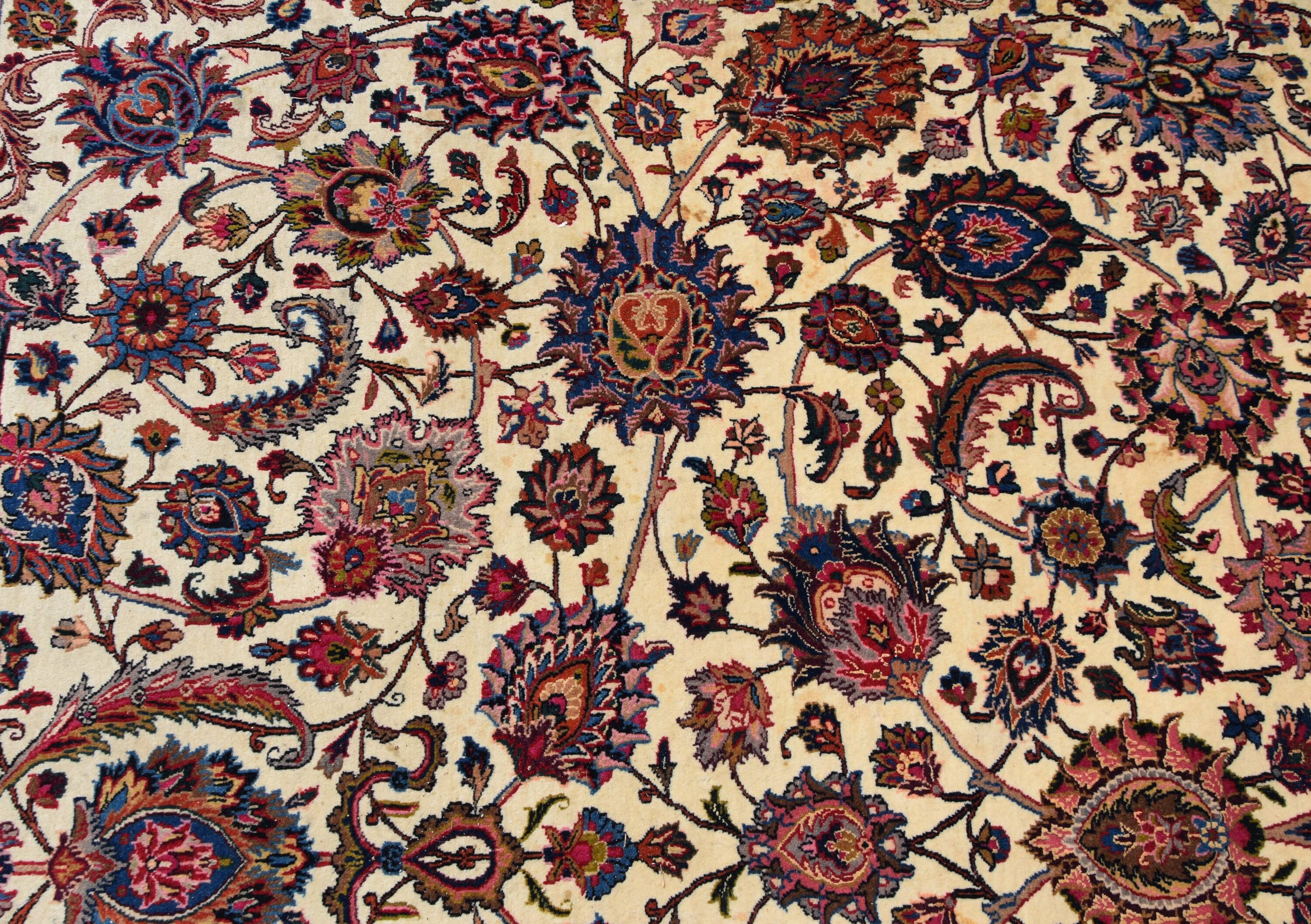 Oriental carpet Tabriz Iran in wool and silk – Signed "Saber" – 210 x 300 cm