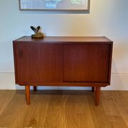 Petit buffet scandinave vintage en teck "Lauge"