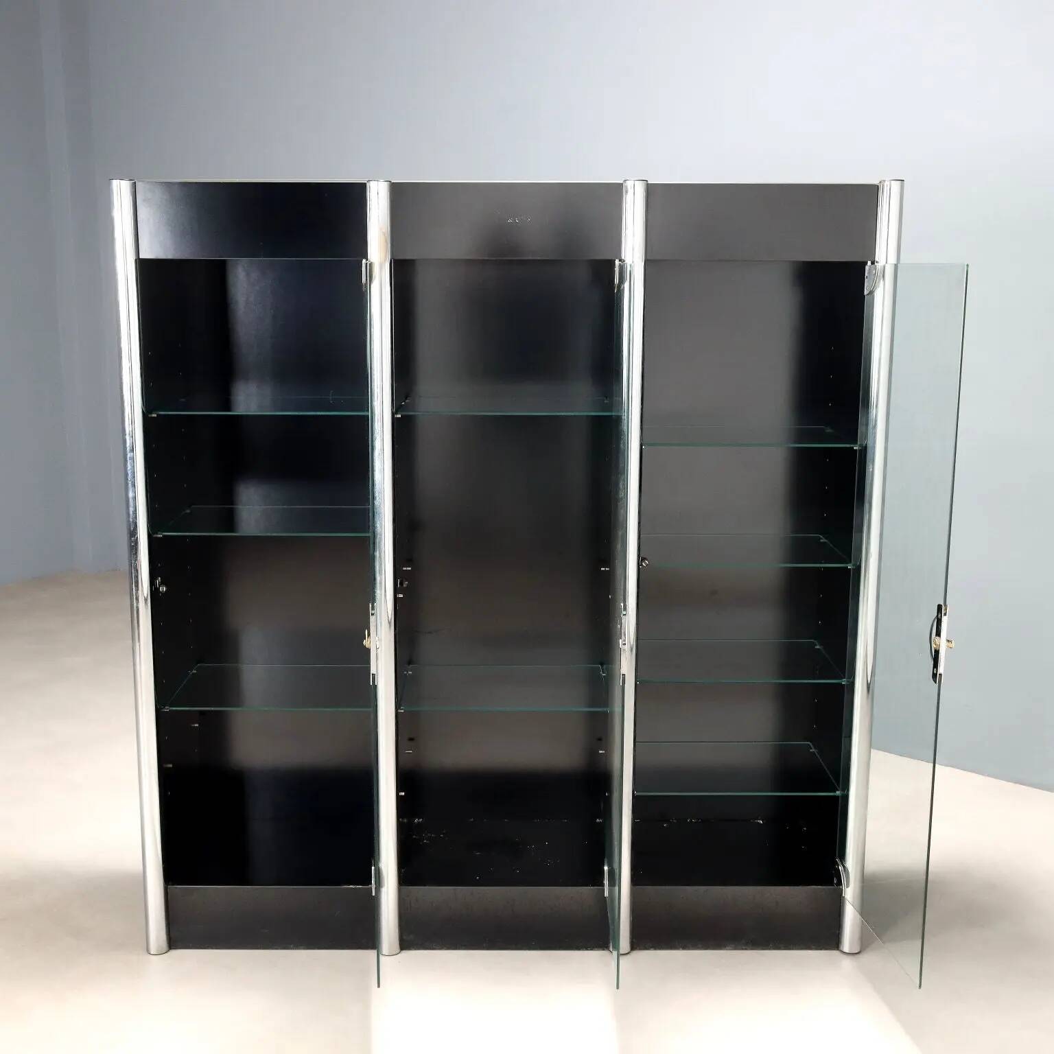 Vitrine vintage en métal chromé et verre fumé, design années 1970