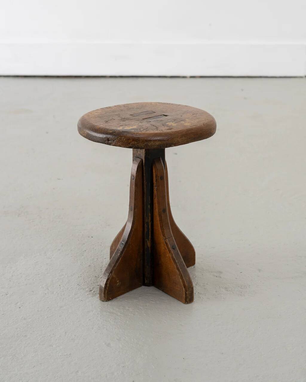 Tabouret d'usine moderniste