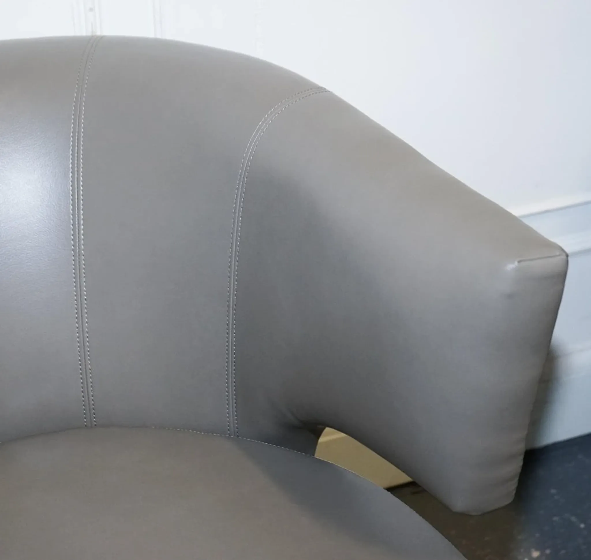 Fauteuils à Dossier Rond en Cuir Gris avec Clous de Coach House, Set de 2