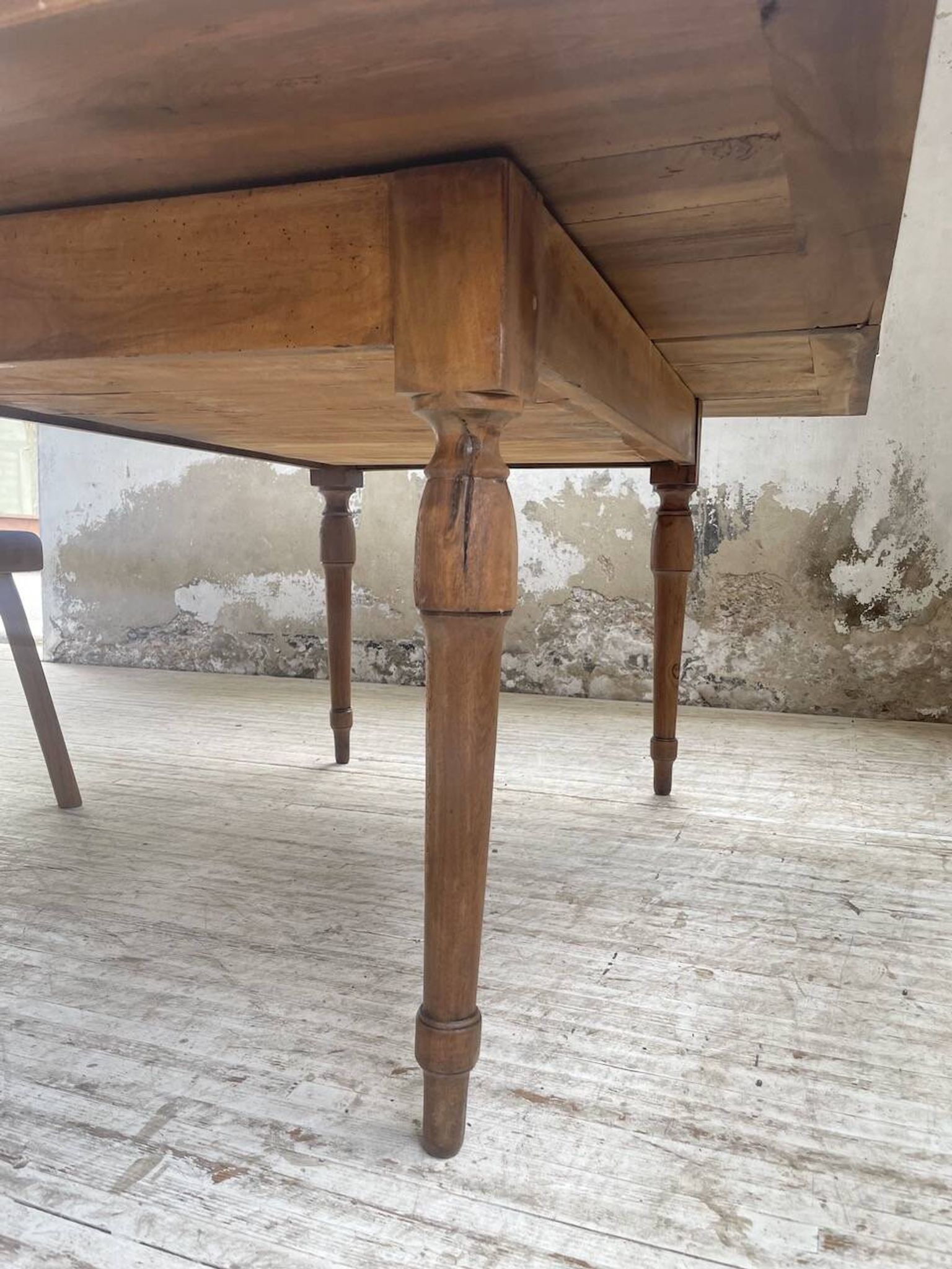 Table de ferme noyer plateau pivotable à allonges
