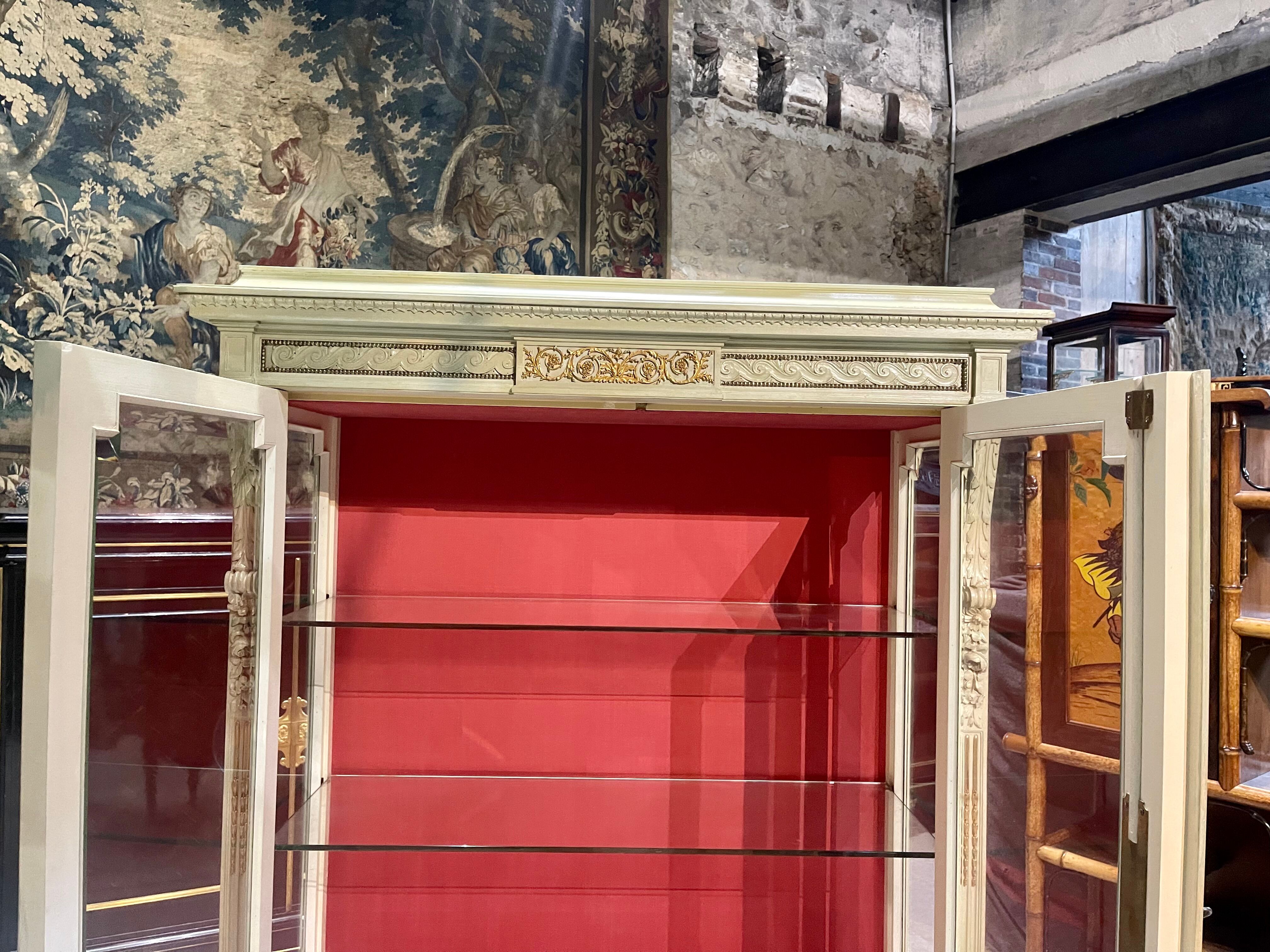 Vitrine de style louis xvi en bois rechampie et bronzes dorés d’époque napoléon iii
