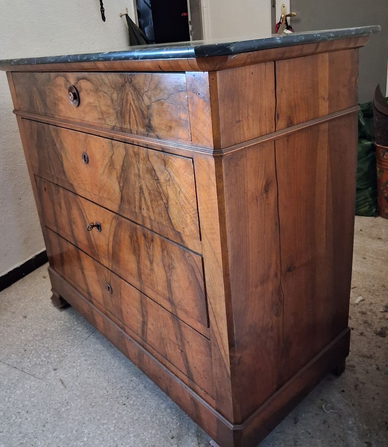 Commode en ronce de noyer