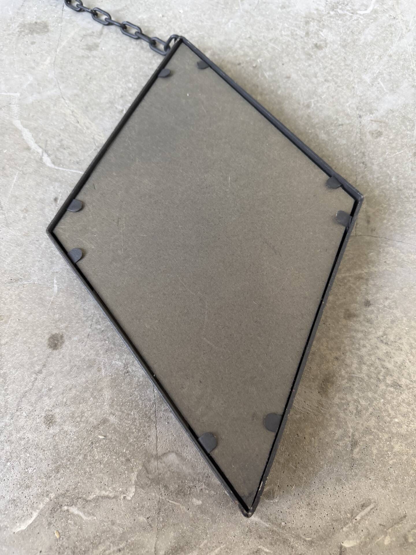 Miroir brutaliste losange en fer