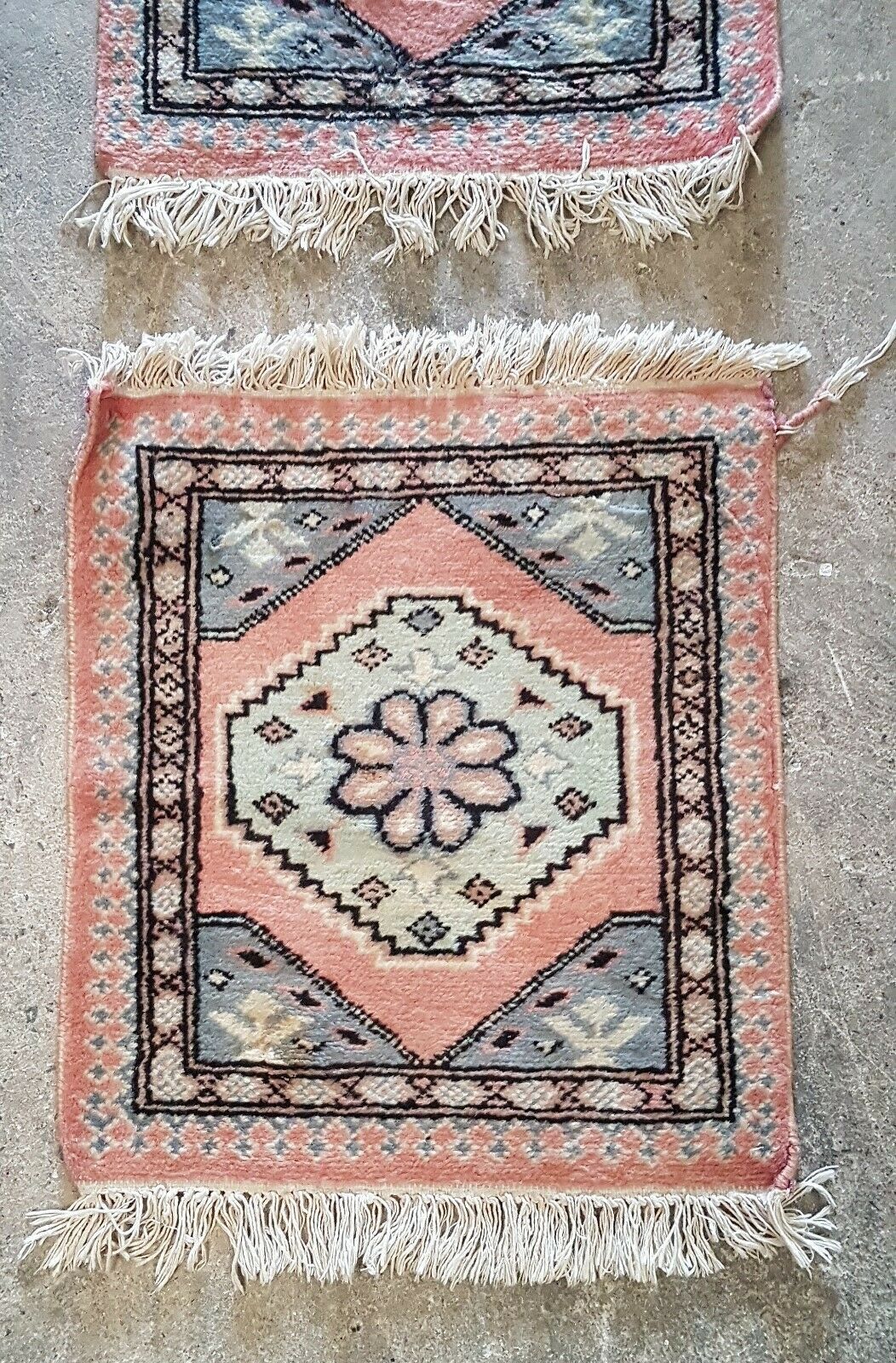 Pakistan's pure wool carpet dimensions 0.60 x 0.45 cm