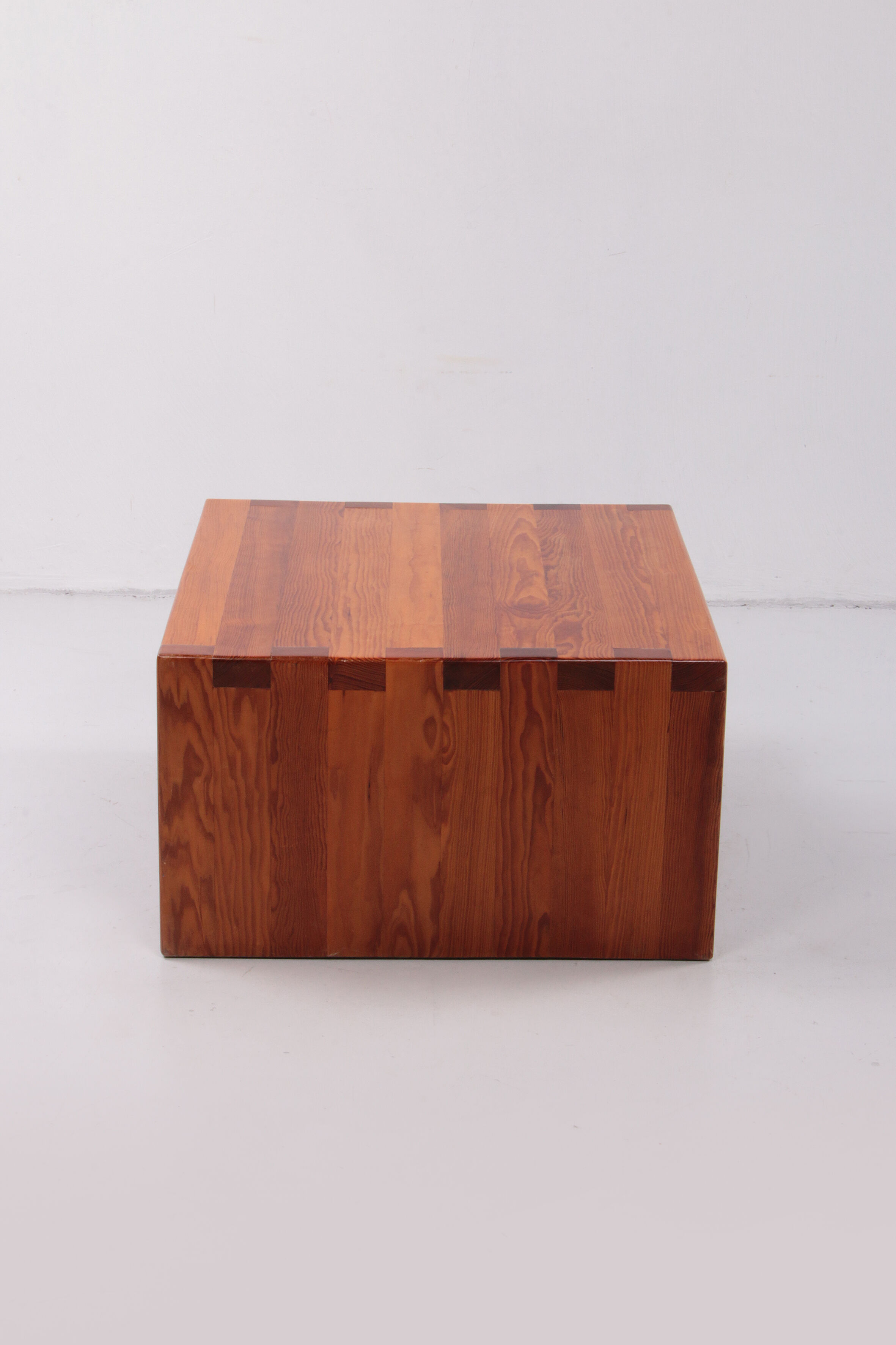 Table basse en bois Français de pin brutaliste, 1970 France