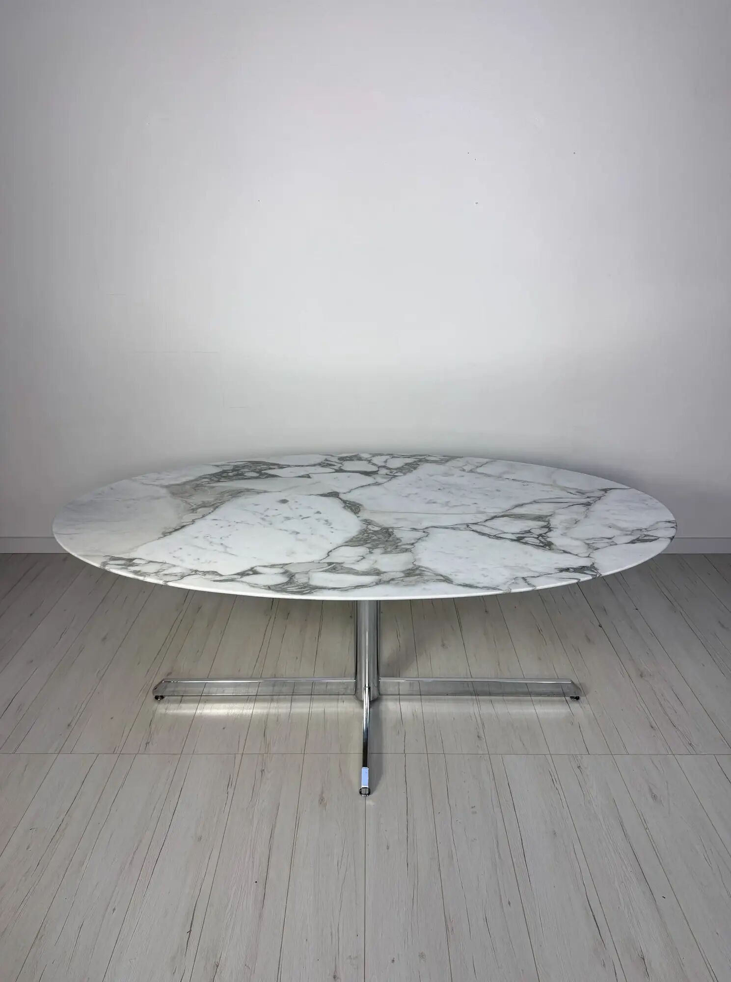 1960s oval marble dining table by Florence Knoll for Roche Bobois