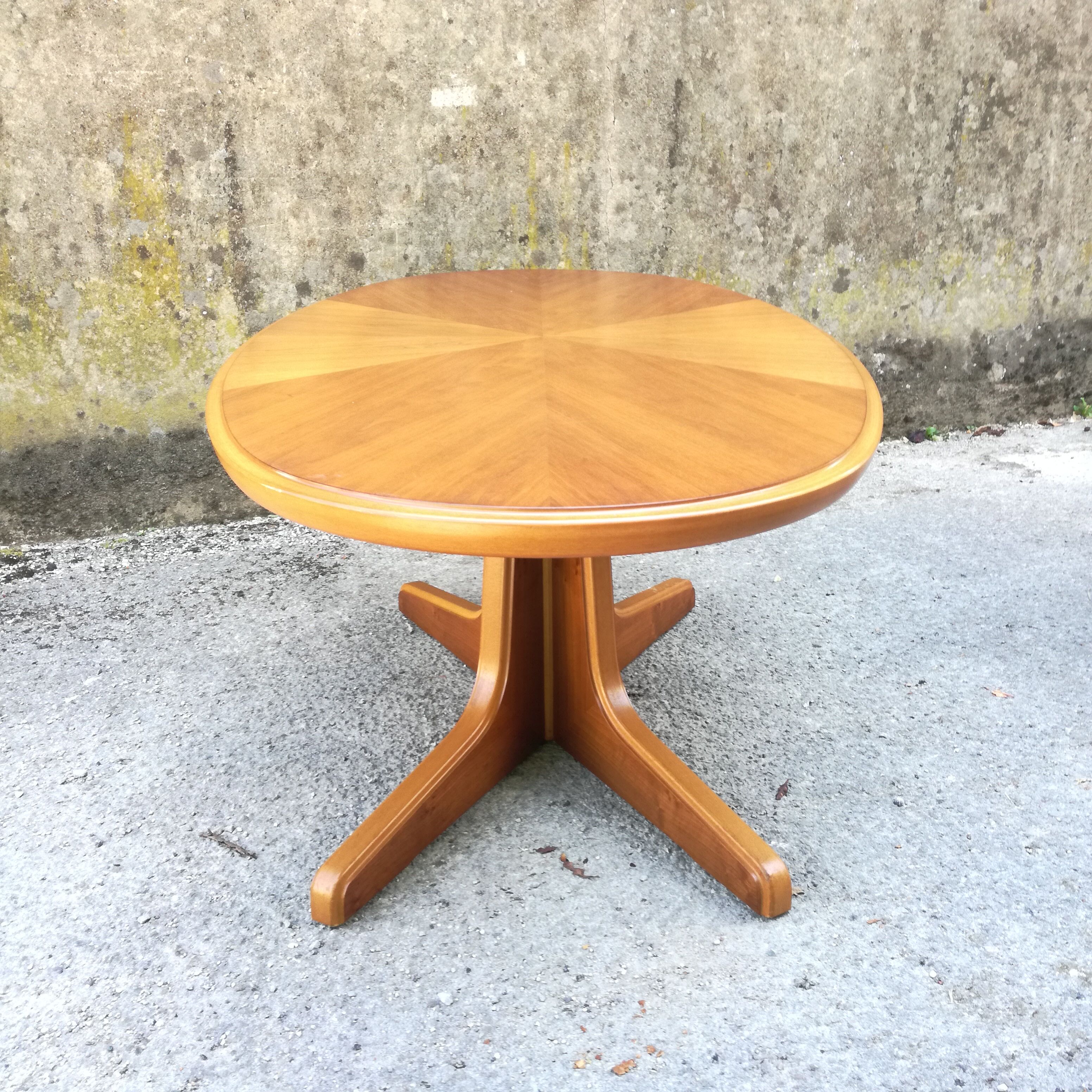 System oval table in walnut