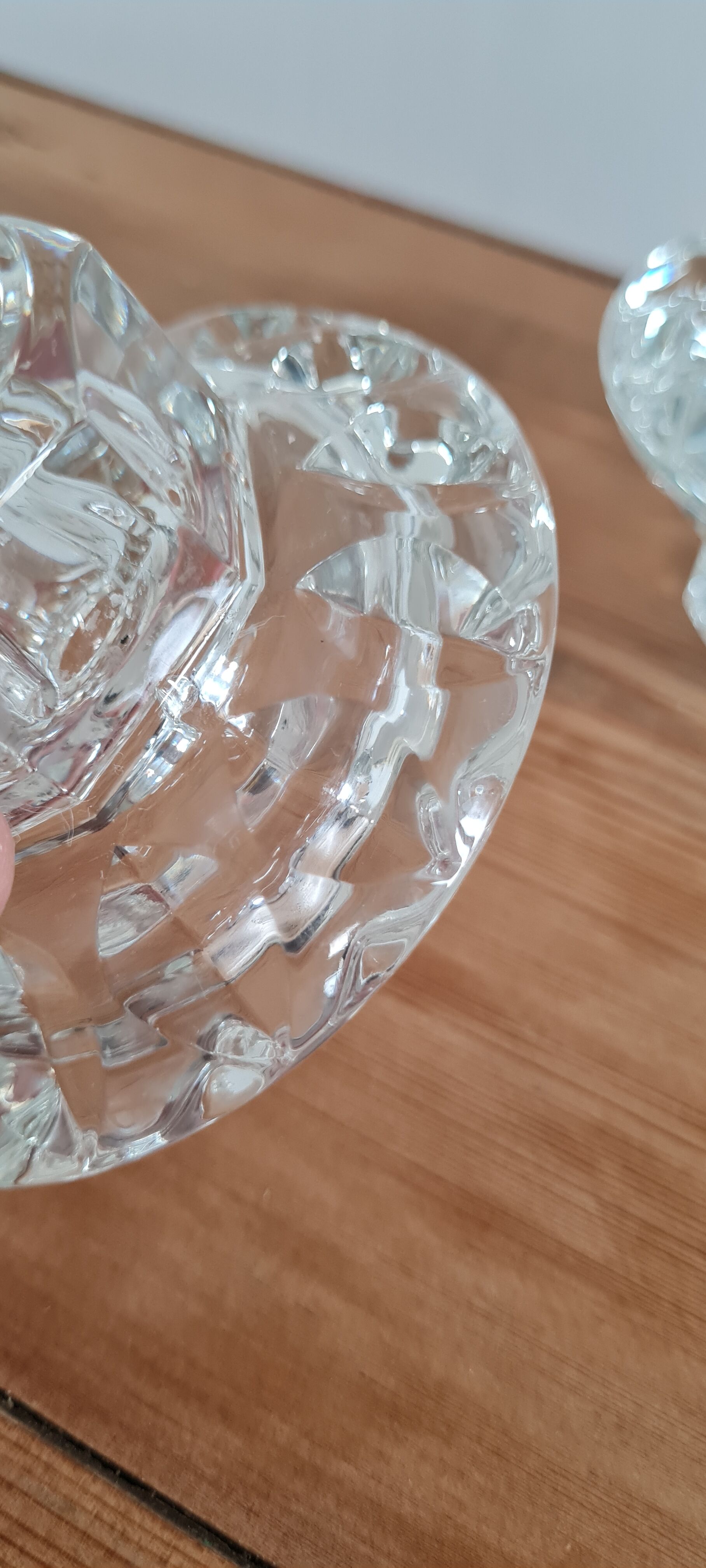 Paire de bougeoirs en verre