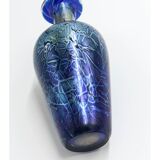 Vase en verre irisé bleu